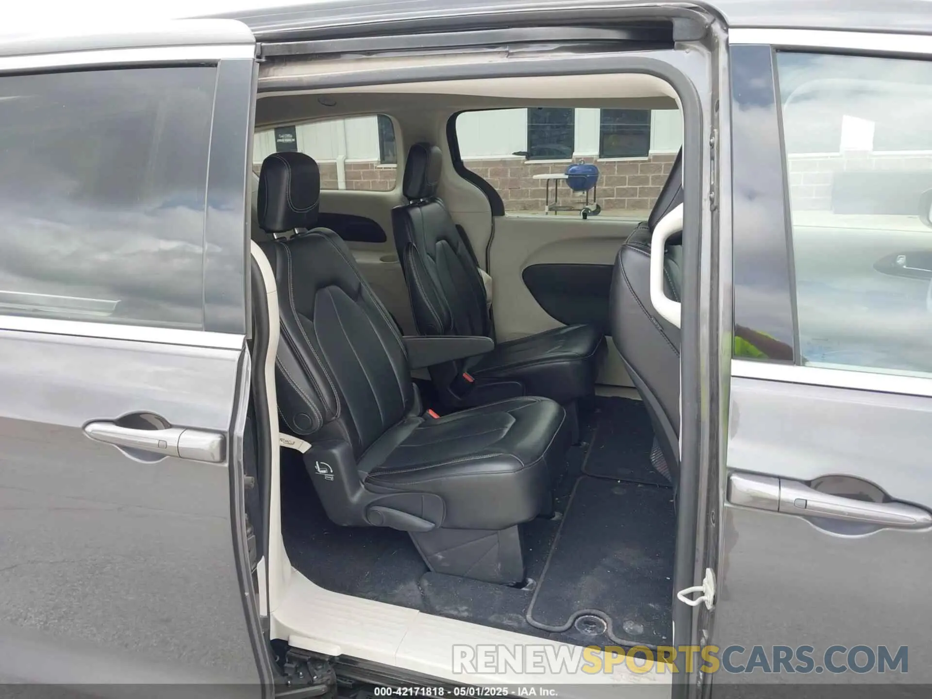 8 Photograph of a damaged car 2C4RC1DG2MR542658 CHRYSLER VOYAGER 2021