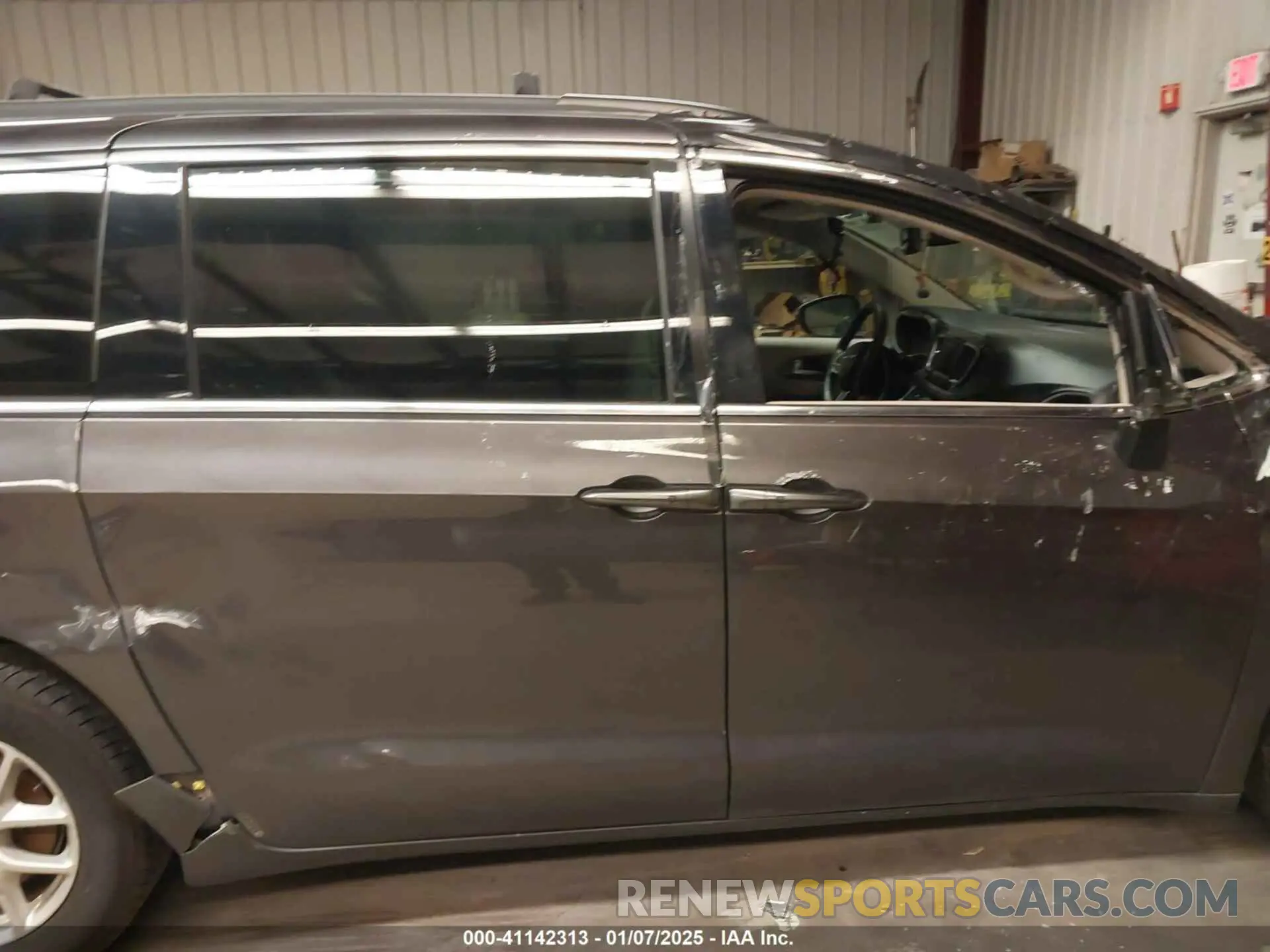 14 Photograph of a damaged car 2C4RC1DG2MR549853 CHRYSLER VOYAGER 2021