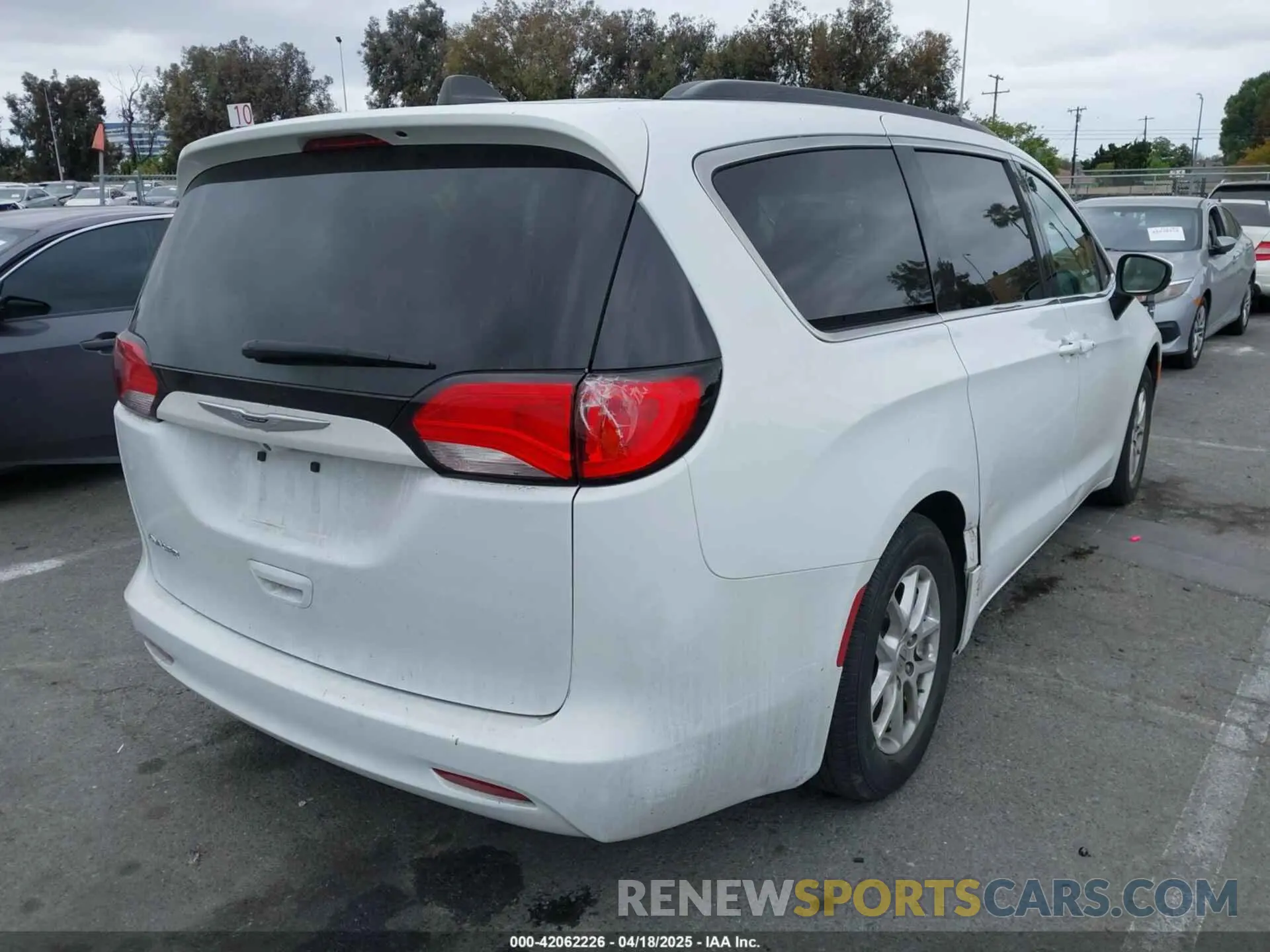 4 Photograph of a damaged car 2C4RC1DG2MR570735 CHRYSLER VOYAGER 2021