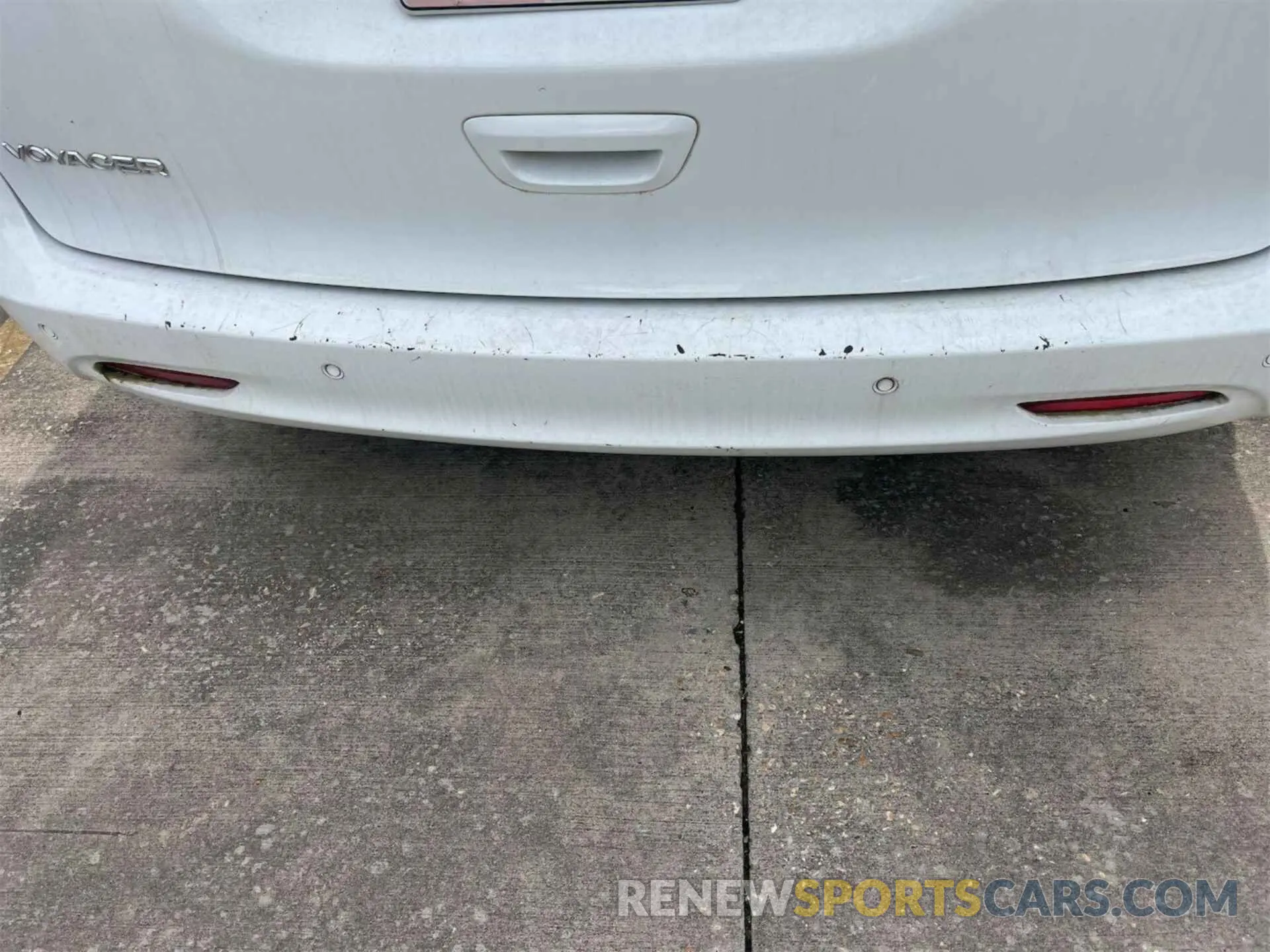 32 Photograph of a damaged car 2C4RC1DG3MR555063 CHRYSLER VOYAGER 2021