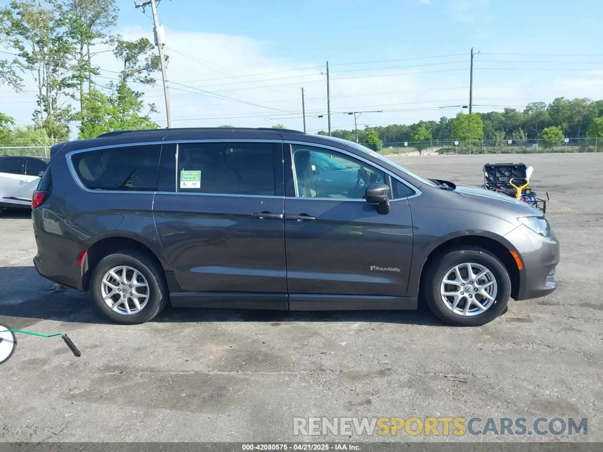 13 Photograph of a damaged car 2C4RC1DG3MR586863 CHRYSLER VOYAGER 2021