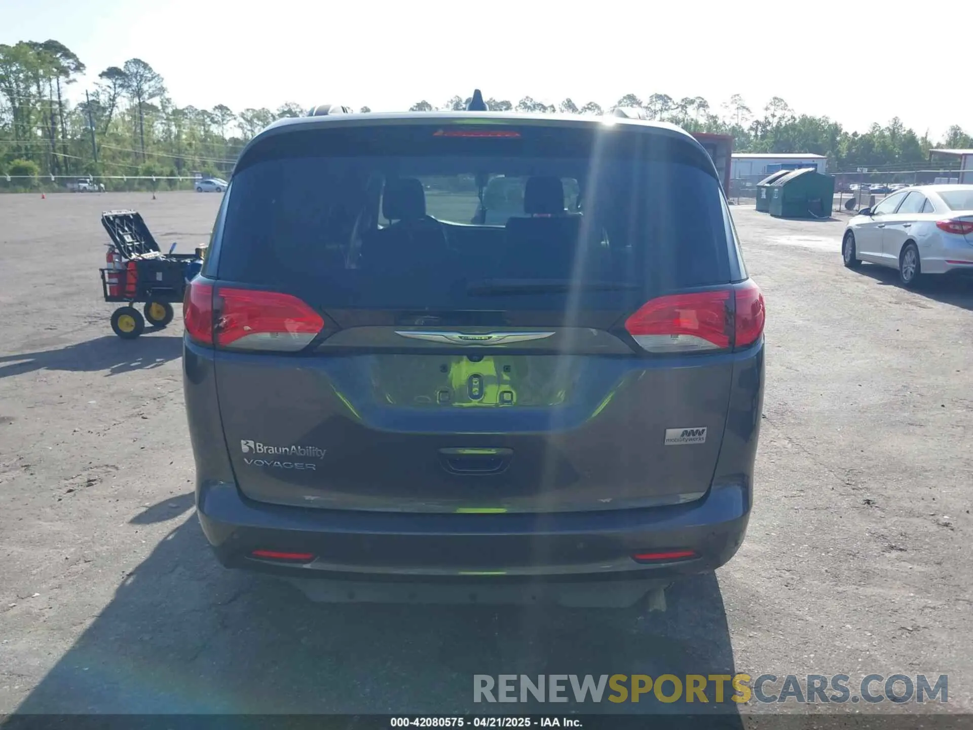 16 Photograph of a damaged car 2C4RC1DG3MR586863 CHRYSLER VOYAGER 2021