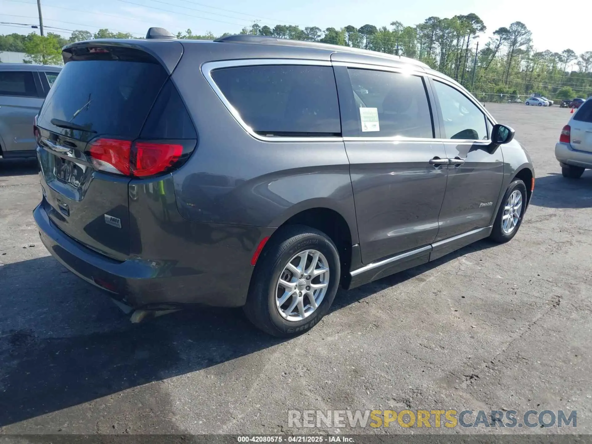 4 Photograph of a damaged car 2C4RC1DG3MR586863 CHRYSLER VOYAGER 2021