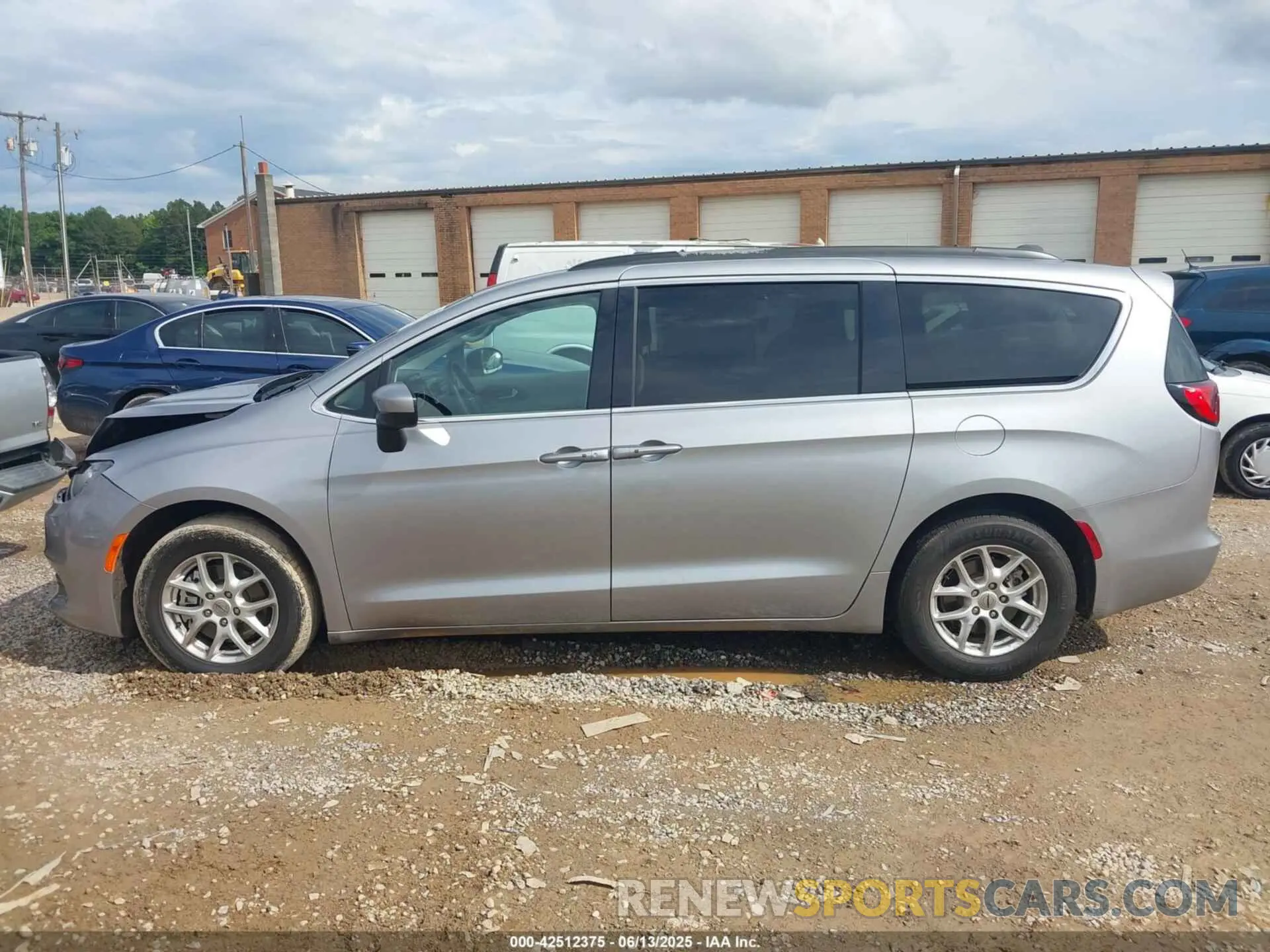 14 Photograph of a damaged car 2C4RC1DG4MR506681 CHRYSLER VOYAGER 2021