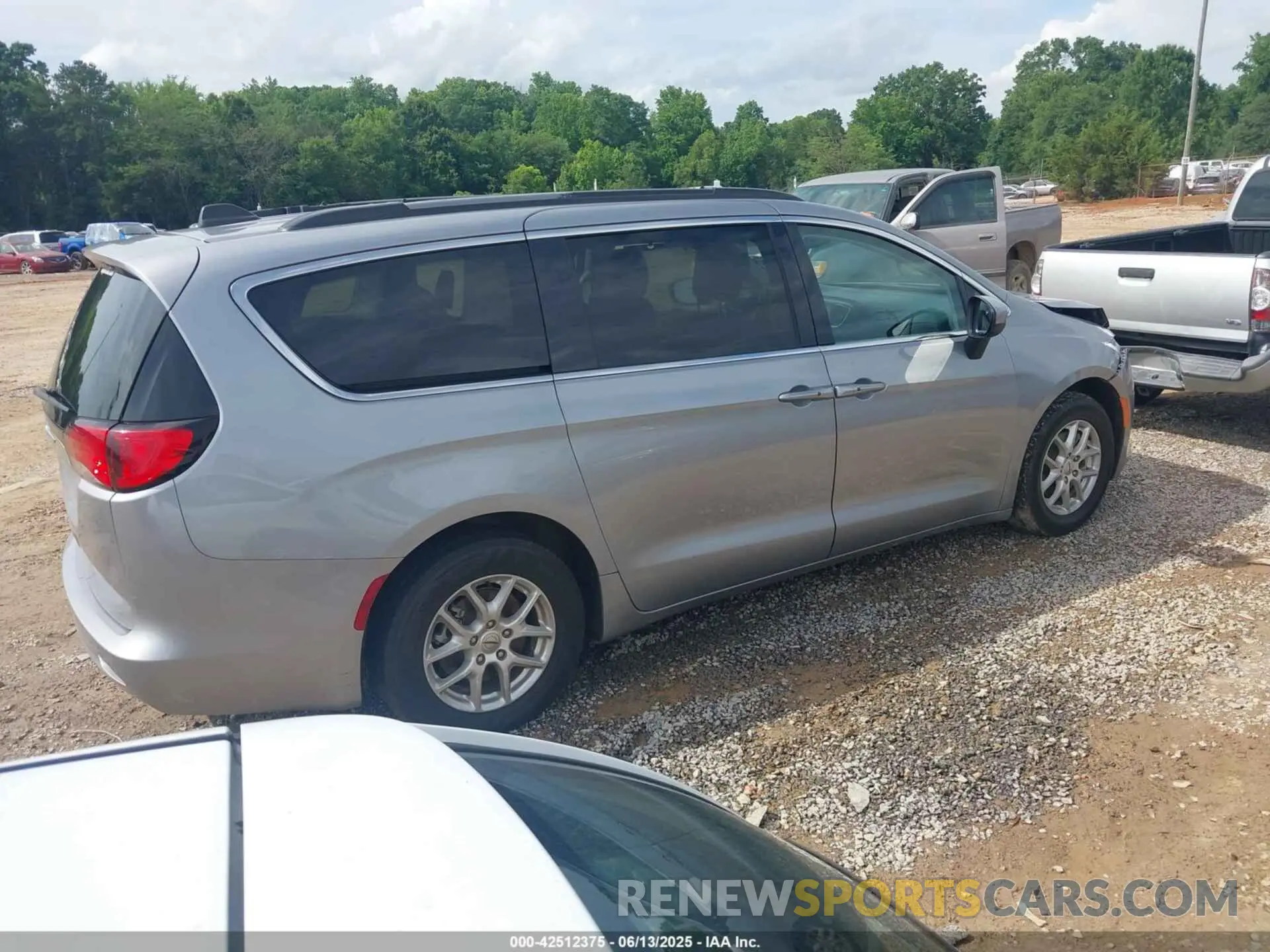 4 Photograph of a damaged car 2C4RC1DG4MR506681 CHRYSLER VOYAGER 2021