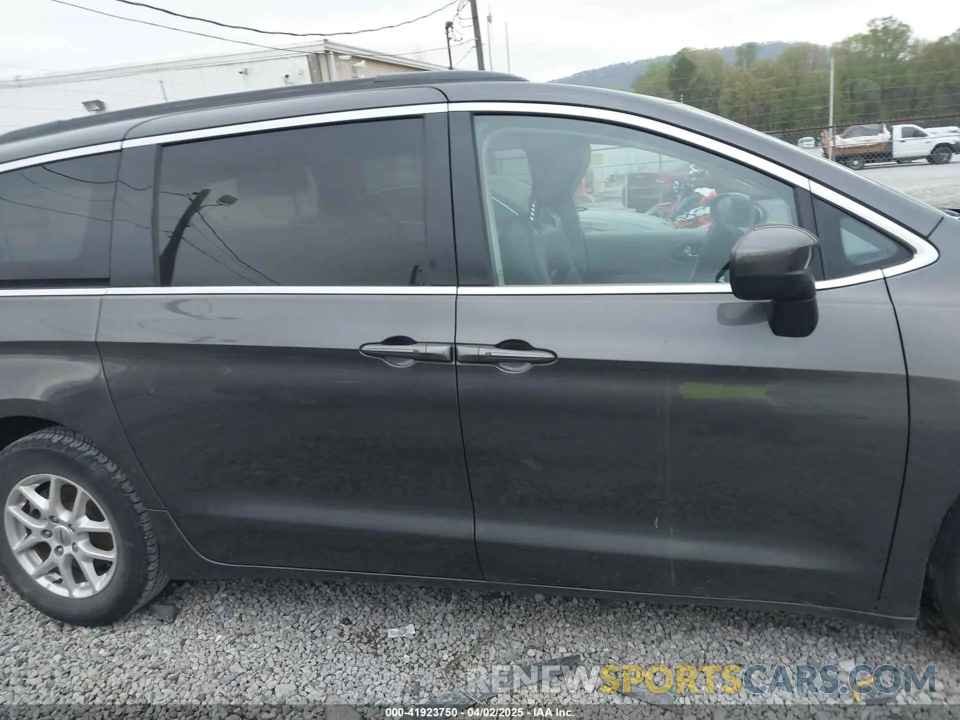 13 Photograph of a damaged car 2C4RC1DG5MR511890 CHRYSLER VOYAGER 2021