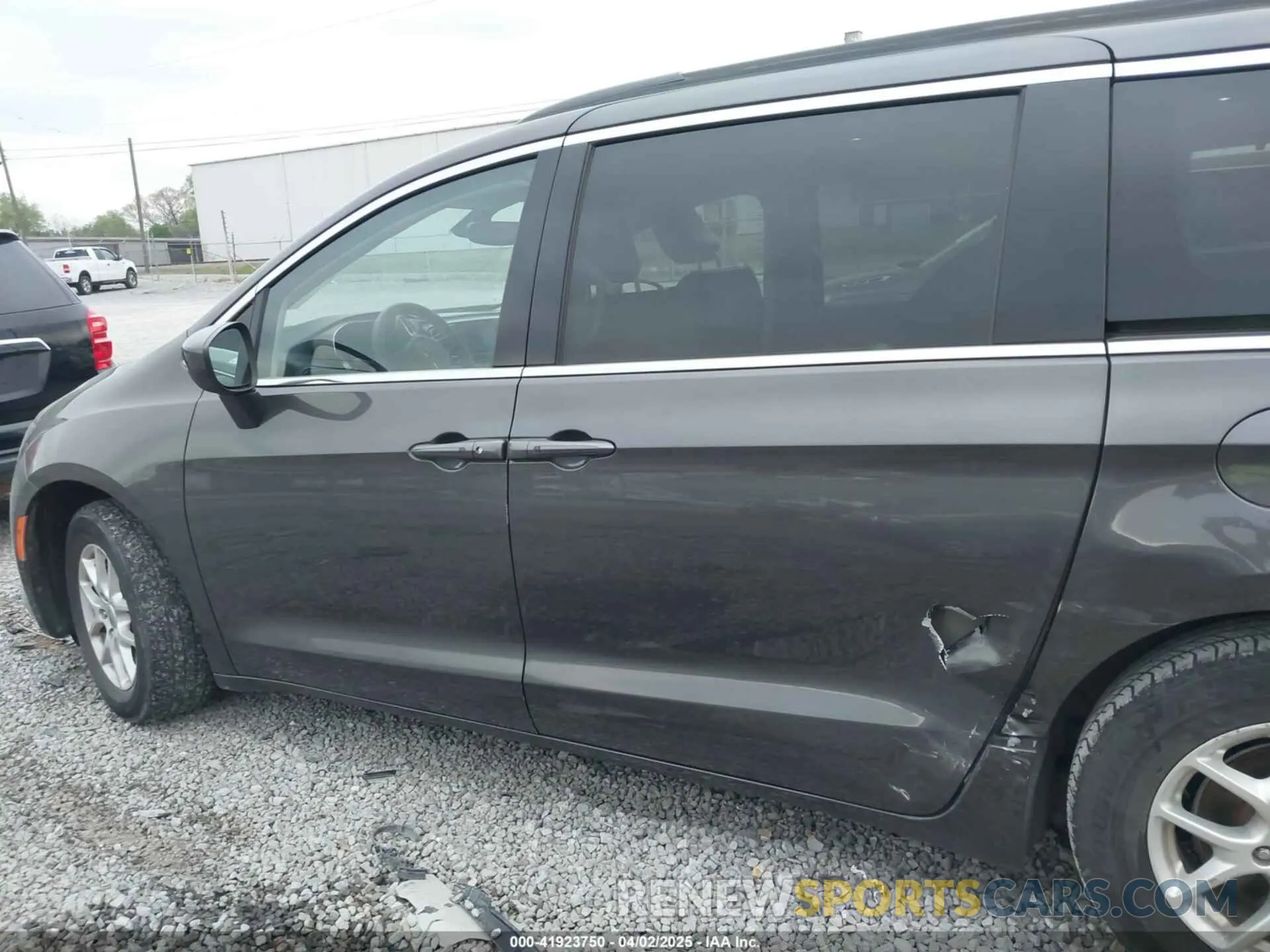 14 Photograph of a damaged car 2C4RC1DG5MR511890 CHRYSLER VOYAGER 2021