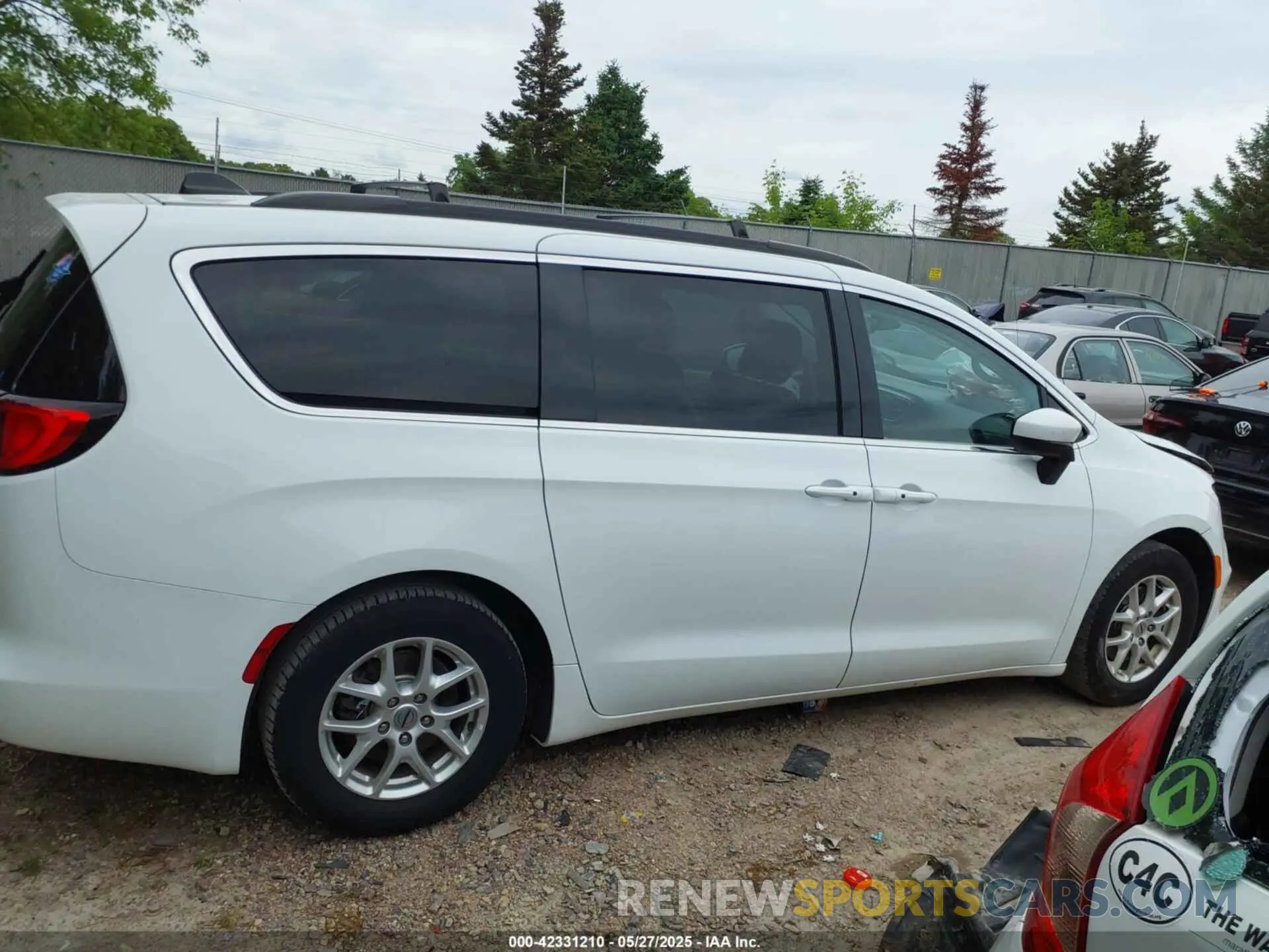 13 Photograph of a damaged car 2C4RC1DG5MR516345 CHRYSLER VOYAGER 2021