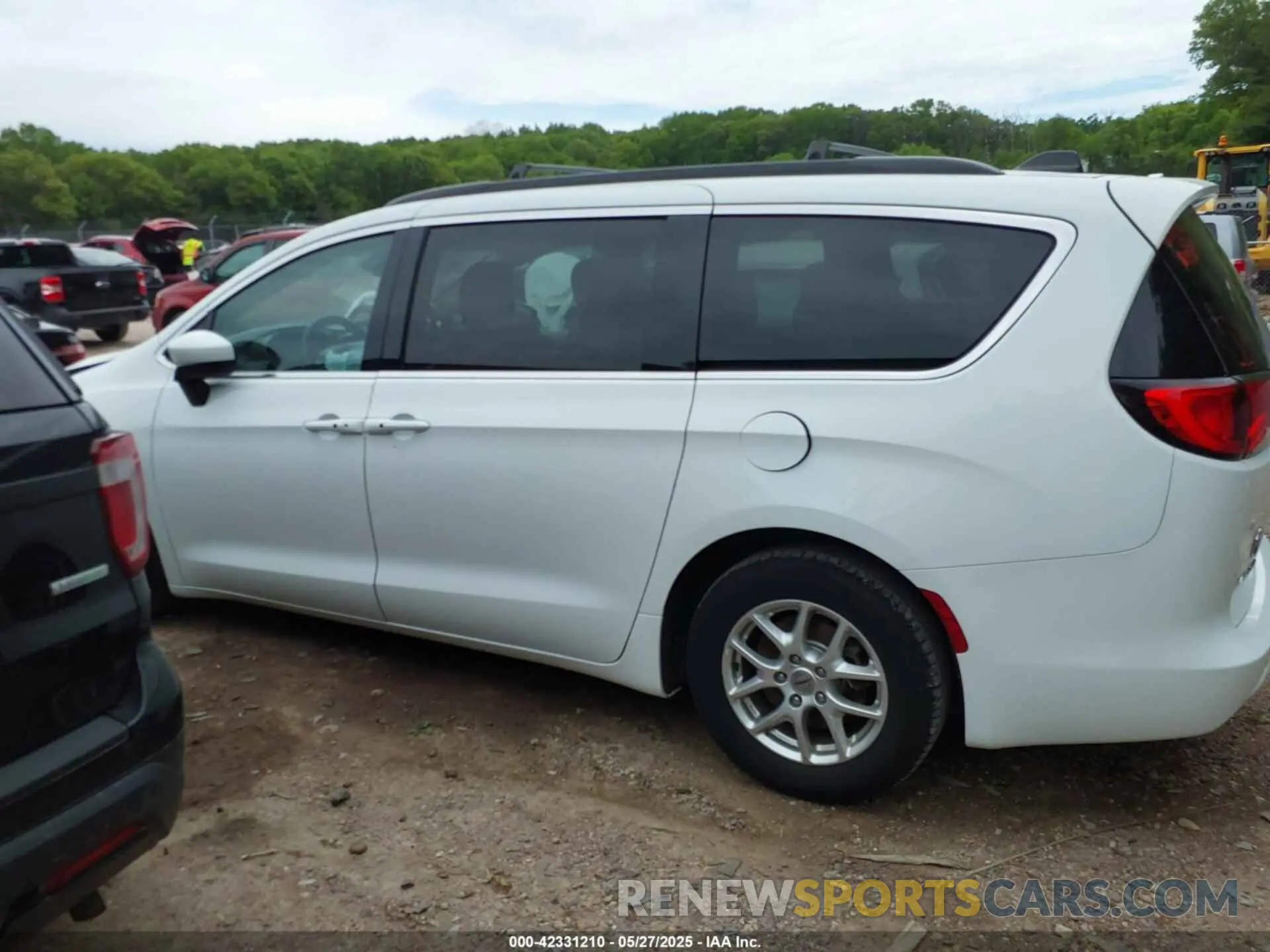 14 Photograph of a damaged car 2C4RC1DG5MR516345 CHRYSLER VOYAGER 2021