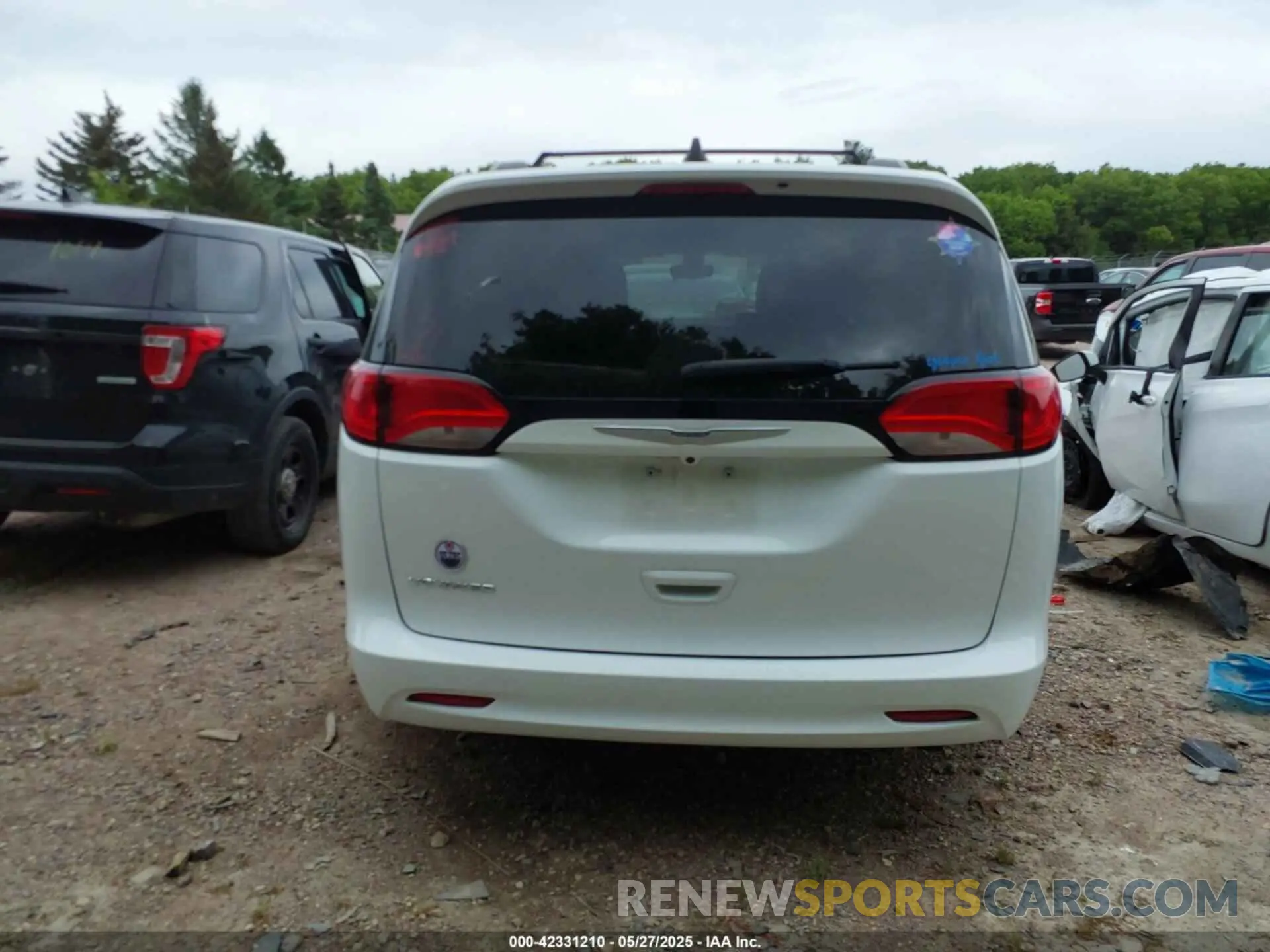 16 Photograph of a damaged car 2C4RC1DG5MR516345 CHRYSLER VOYAGER 2021