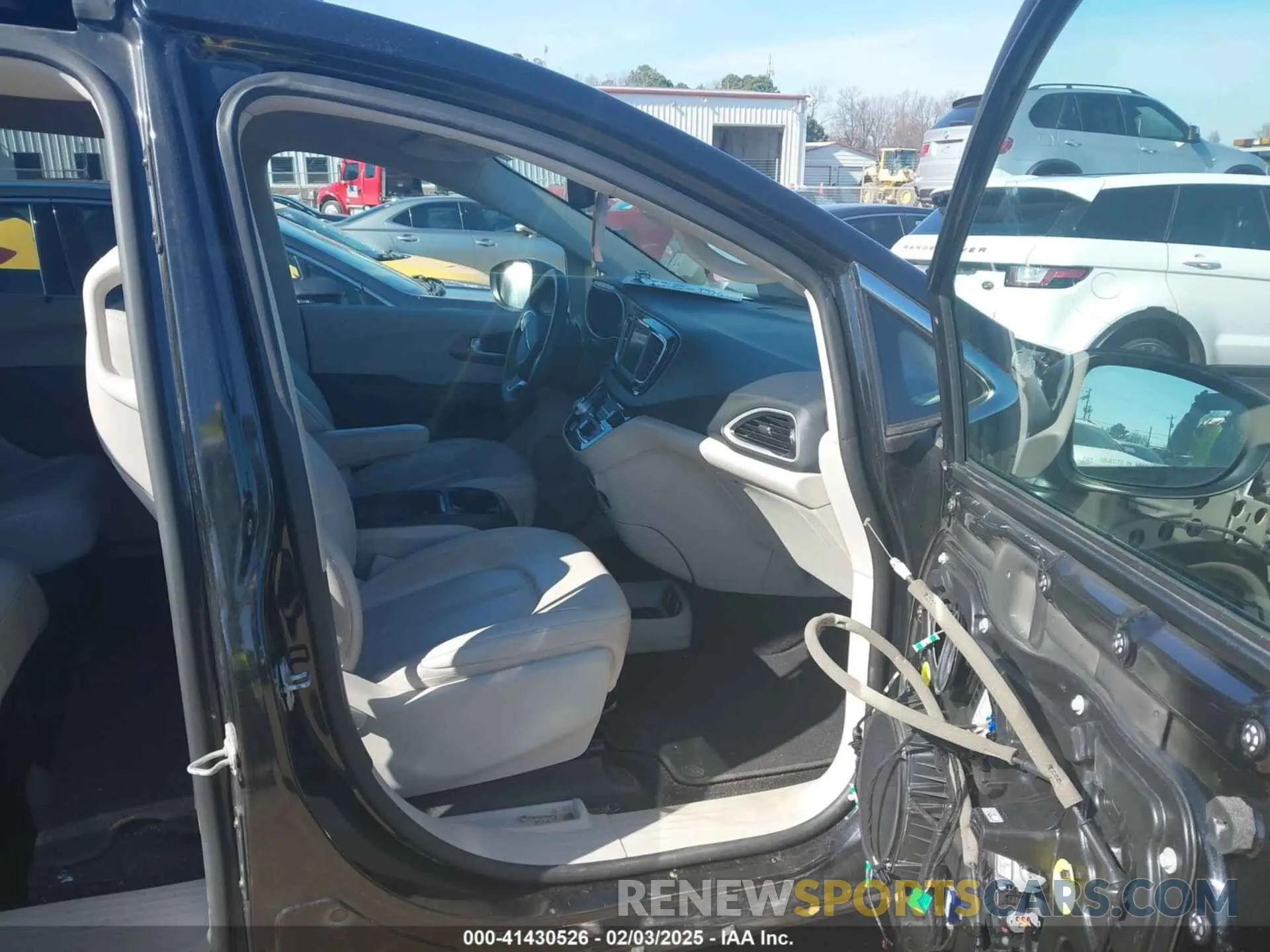 5 Photograph of a damaged car 2C4RC1DG6MR511767 CHRYSLER VOYAGER 2021