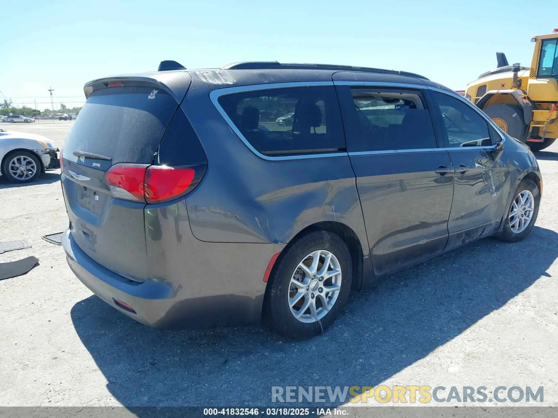 4 Photograph of a damaged car 2C4RC1DG8MR539103 CHRYSLER VOYAGER 2021