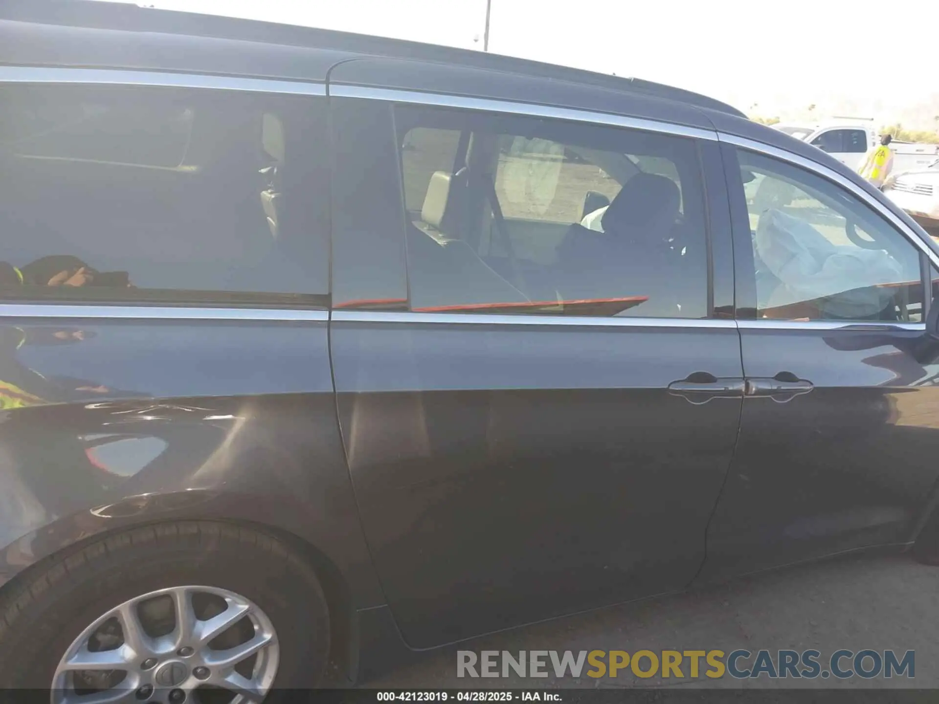 12 Photograph of a damaged car 2C4RC1DG8MR551199 CHRYSLER VOYAGER 2021