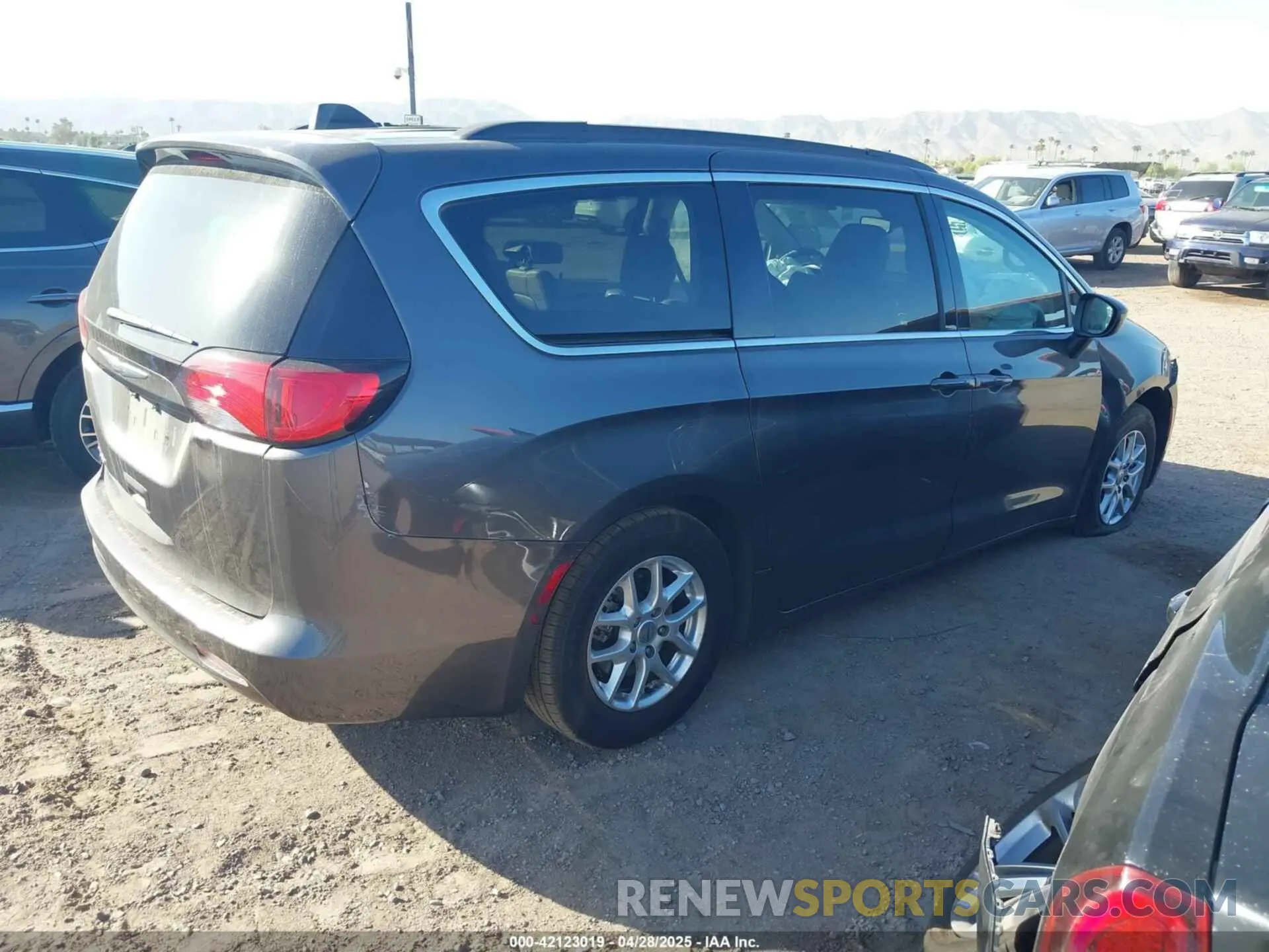 4 Photograph of a damaged car 2C4RC1DG8MR551199 CHRYSLER VOYAGER 2021