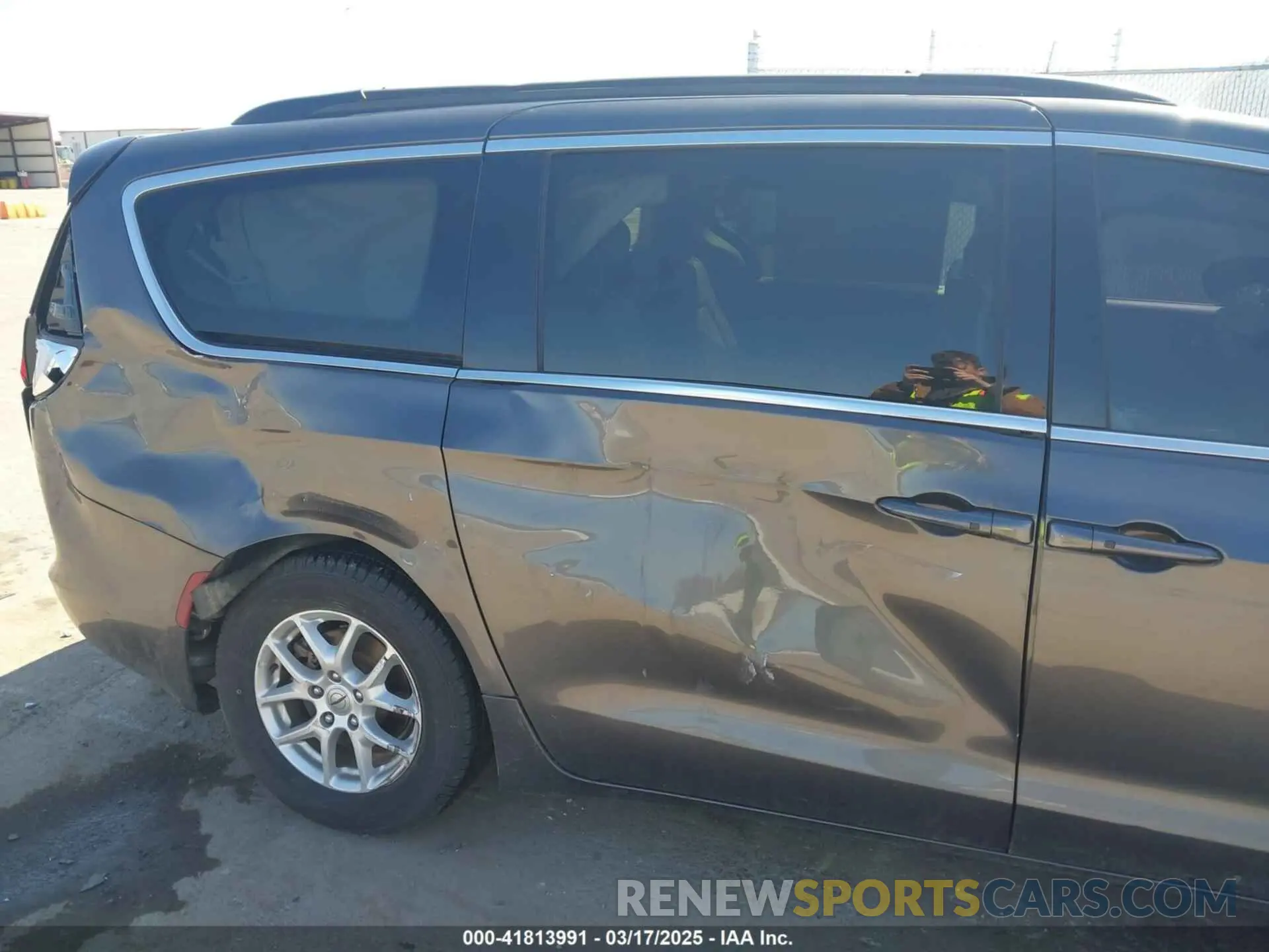 17 Photograph of a damaged car 2C4RC1DGXMR519600 CHRYSLER VOYAGER 2021