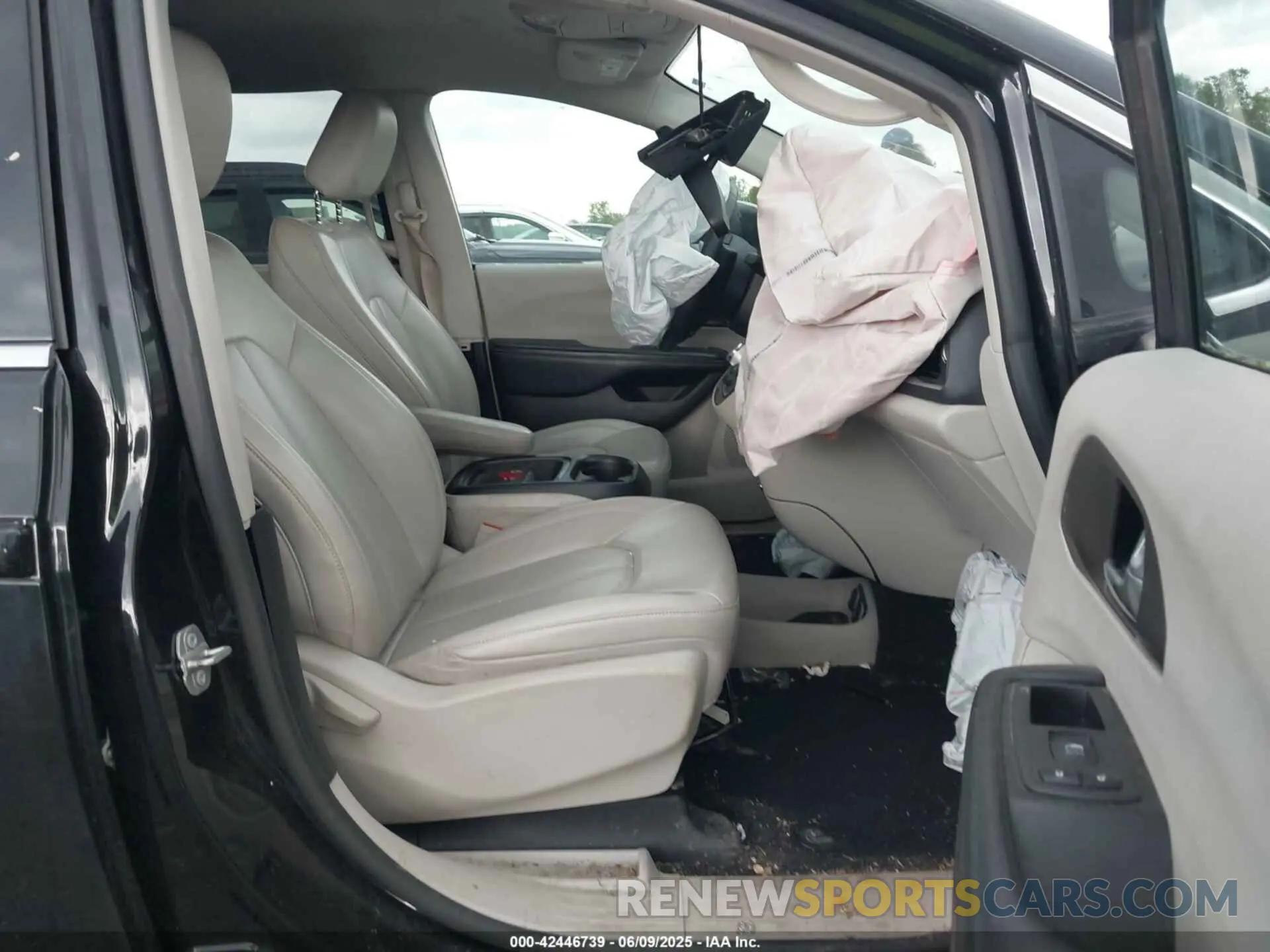 5 Photograph of a damaged car 2C4RC1DGXMR547560 CHRYSLER VOYAGER 2021