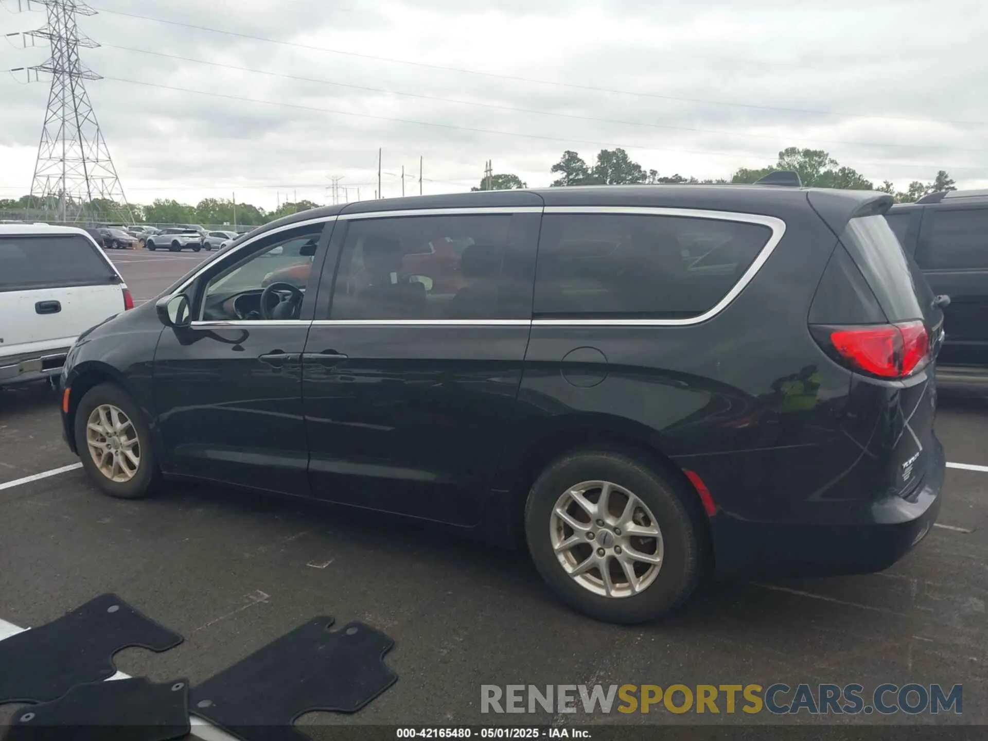 14 Photograph of a damaged car 2C4RC1CG0NR102991 CHRYSLER VOYAGER 2022