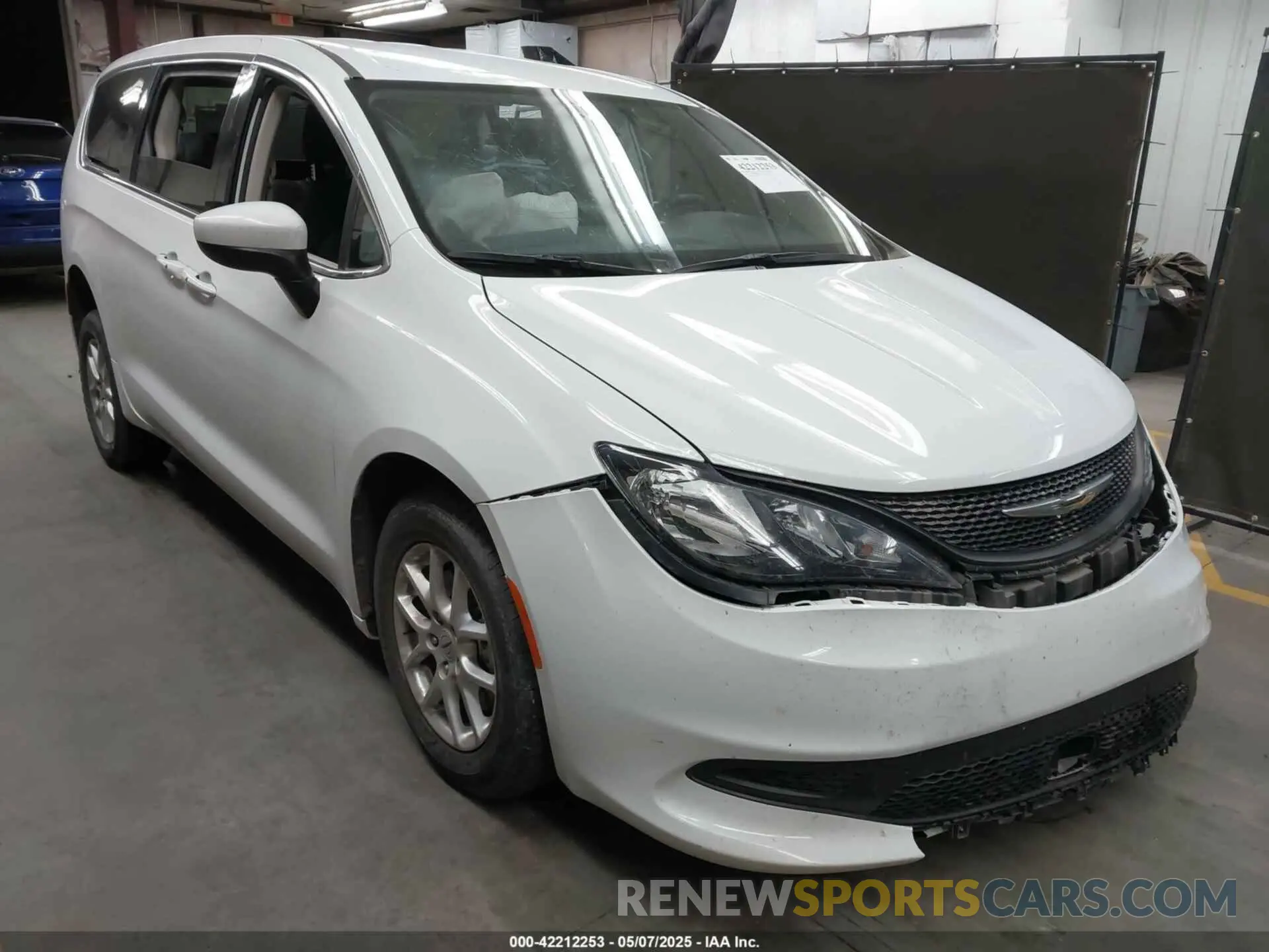 1 Photograph of a damaged car 2C4RC1CG1NR104555 CHRYSLER VOYAGER 2022