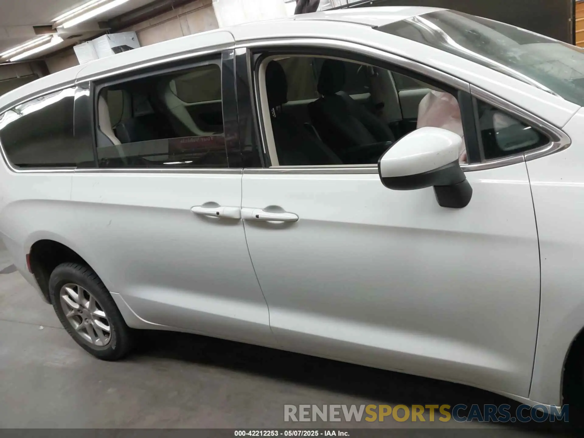 12 Photograph of a damaged car 2C4RC1CG1NR104555 CHRYSLER VOYAGER 2022