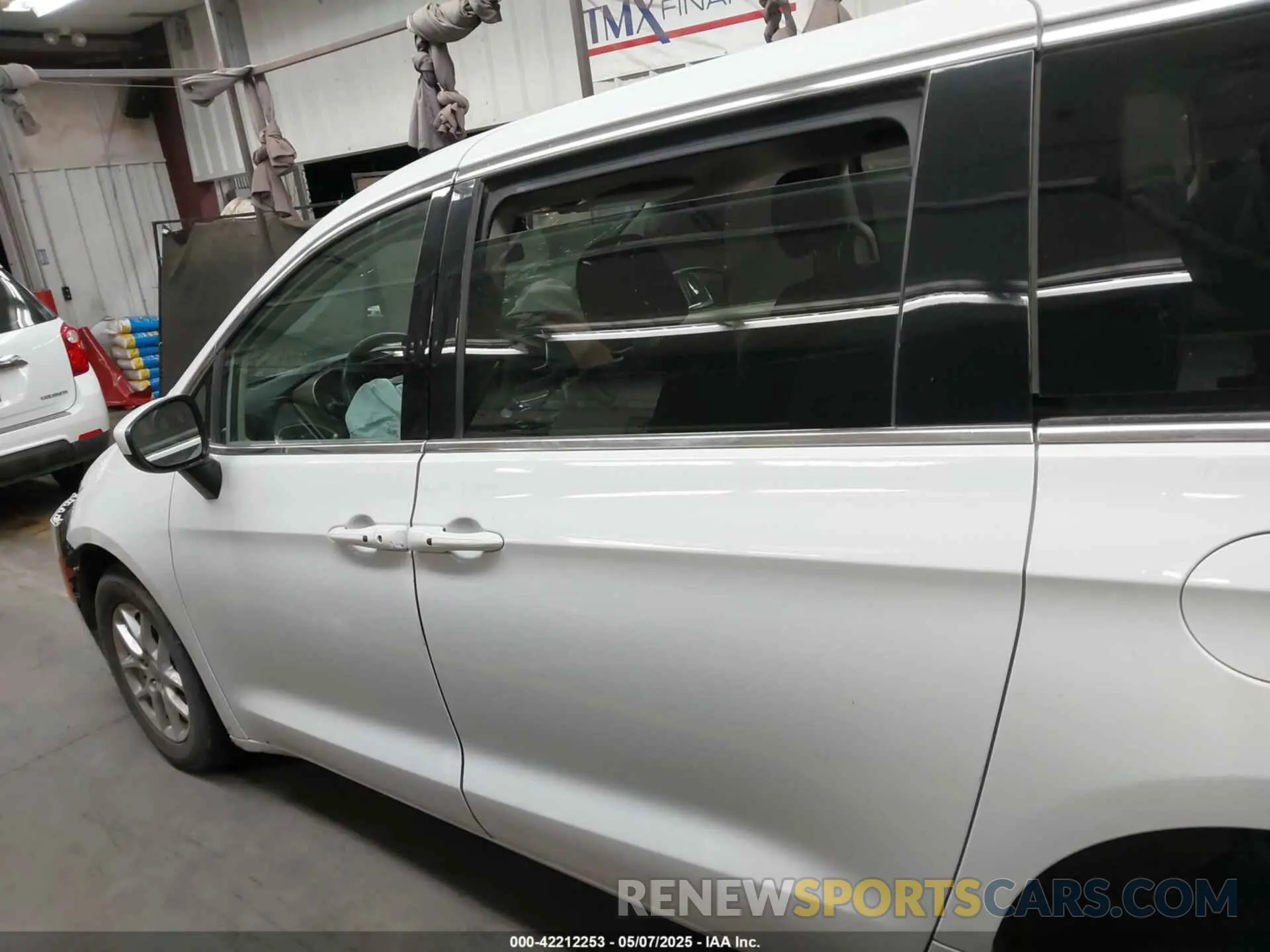 13 Photograph of a damaged car 2C4RC1CG1NR104555 CHRYSLER VOYAGER 2022