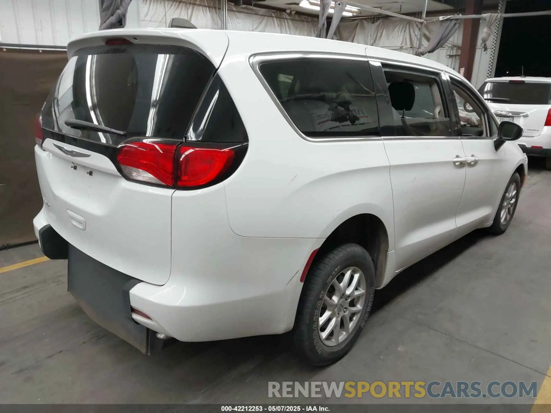 4 Photograph of a damaged car 2C4RC1CG1NR104555 CHRYSLER VOYAGER 2022
