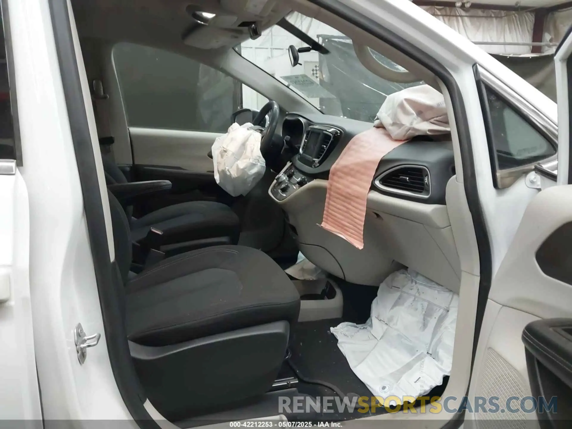 5 Photograph of a damaged car 2C4RC1CG1NR104555 CHRYSLER VOYAGER 2022