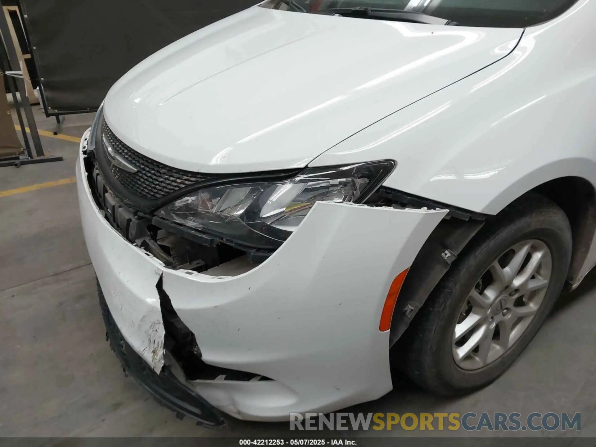 6 Photograph of a damaged car 2C4RC1CG1NR104555 CHRYSLER VOYAGER 2022
