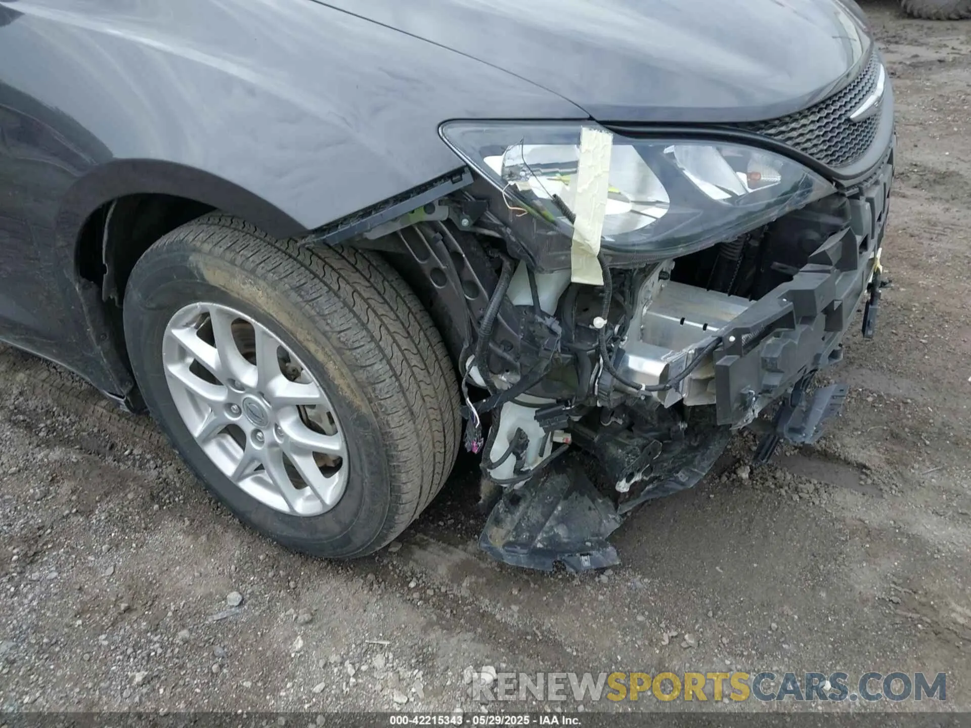 17 Photograph of a damaged car 2C4RC1CG1NR105396 CHRYSLER VOYAGER 2022