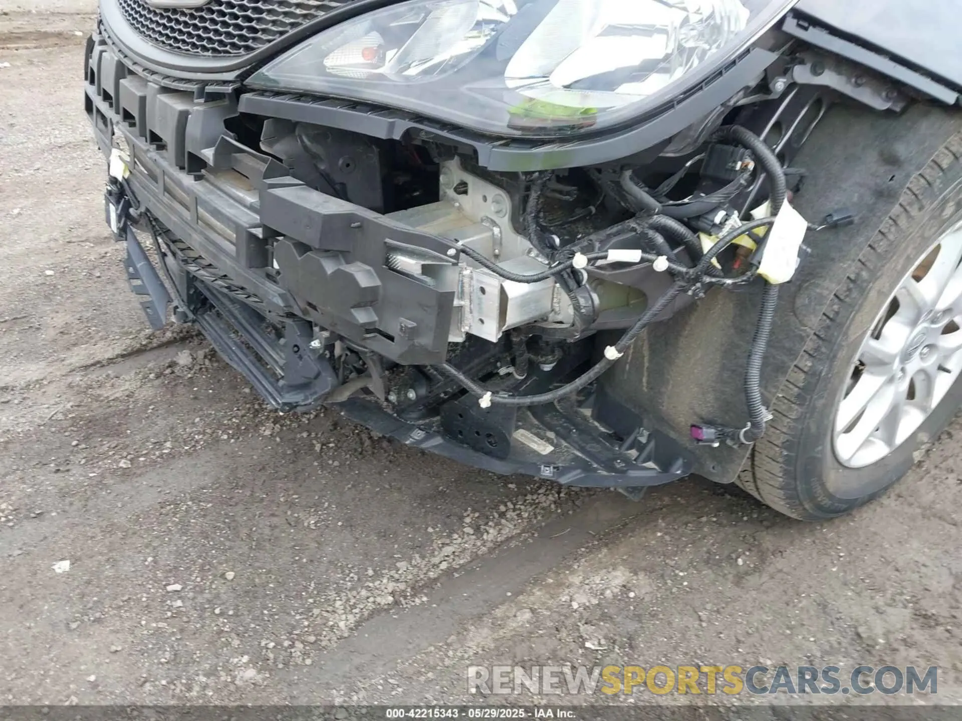 18 Photograph of a damaged car 2C4RC1CG1NR105396 CHRYSLER VOYAGER 2022