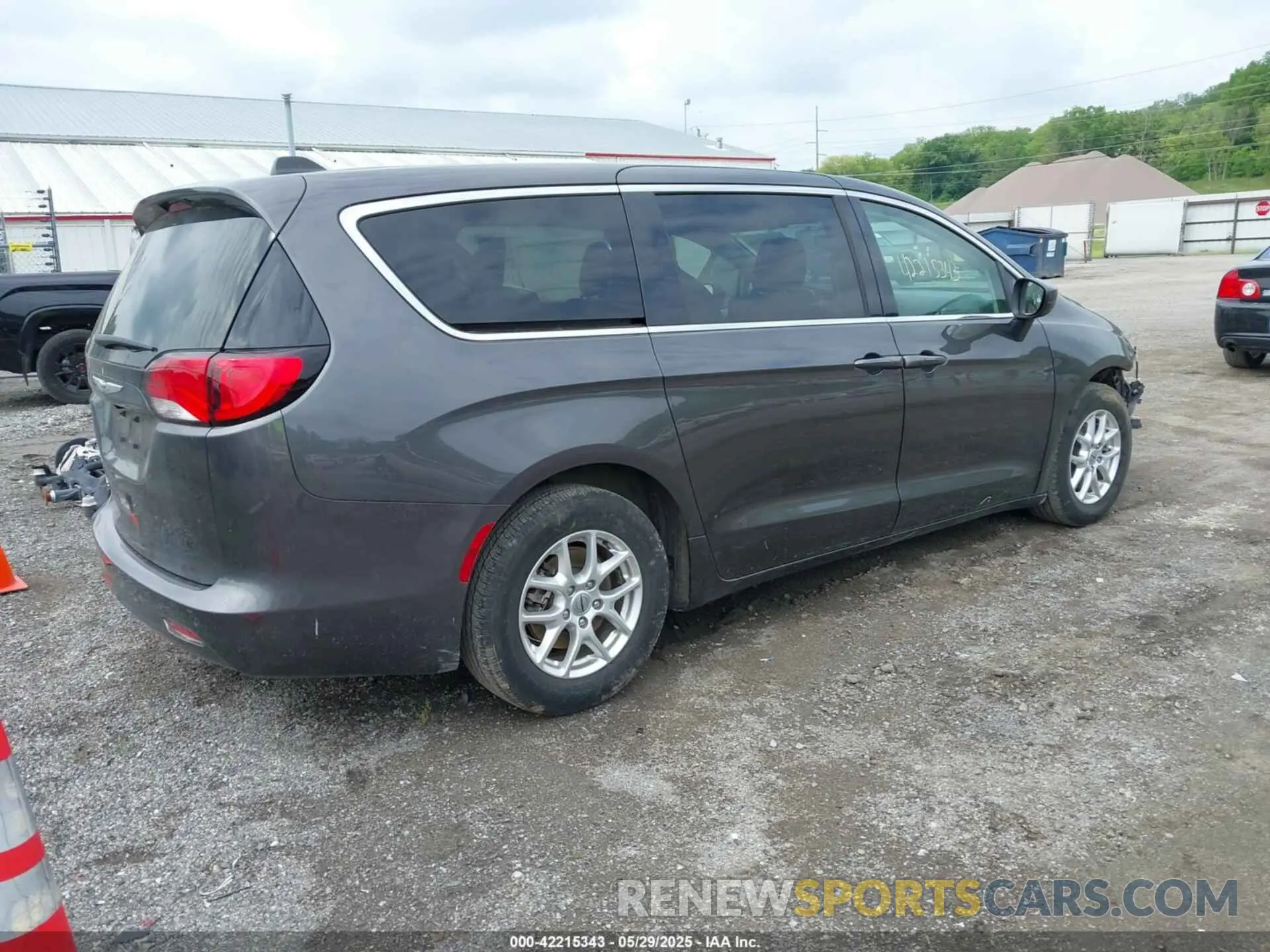 4 Photograph of a damaged car 2C4RC1CG1NR105396 CHRYSLER VOYAGER 2022