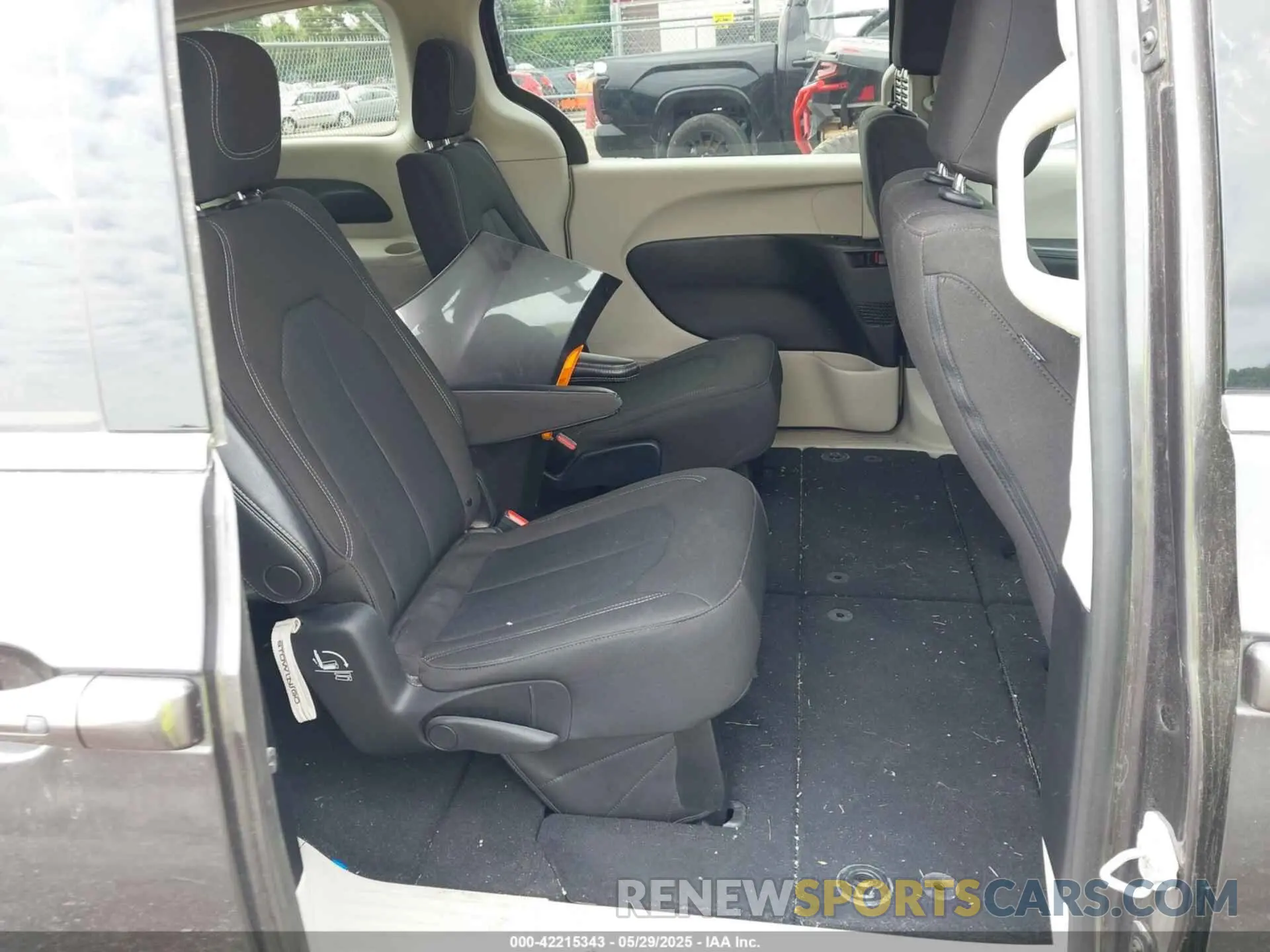 8 Photograph of a damaged car 2C4RC1CG1NR105396 CHRYSLER VOYAGER 2022