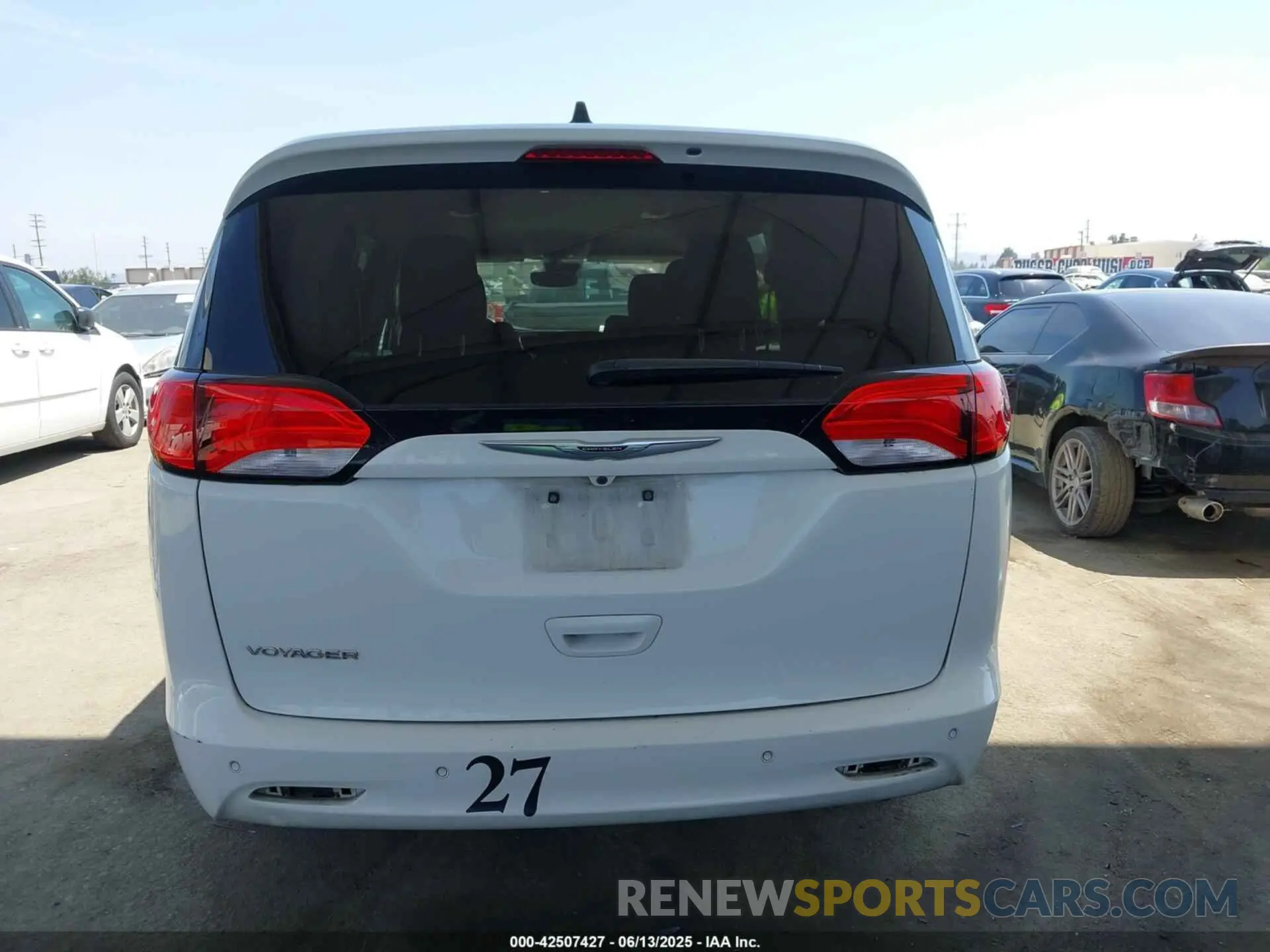 16 Photograph of a damaged car 2C4RC1CG2NR104452 CHRYSLER VOYAGER 2022