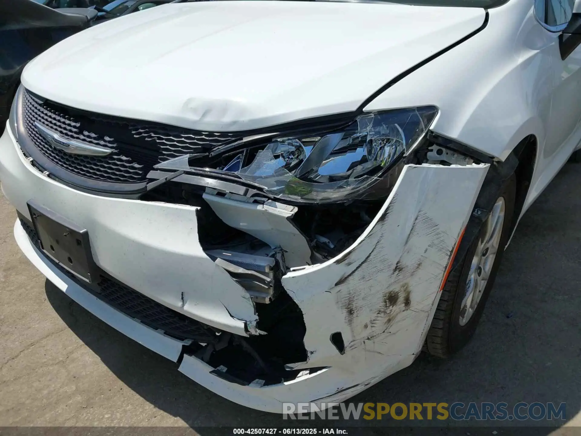 6 Photograph of a damaged car 2C4RC1CG2NR104452 CHRYSLER VOYAGER 2022