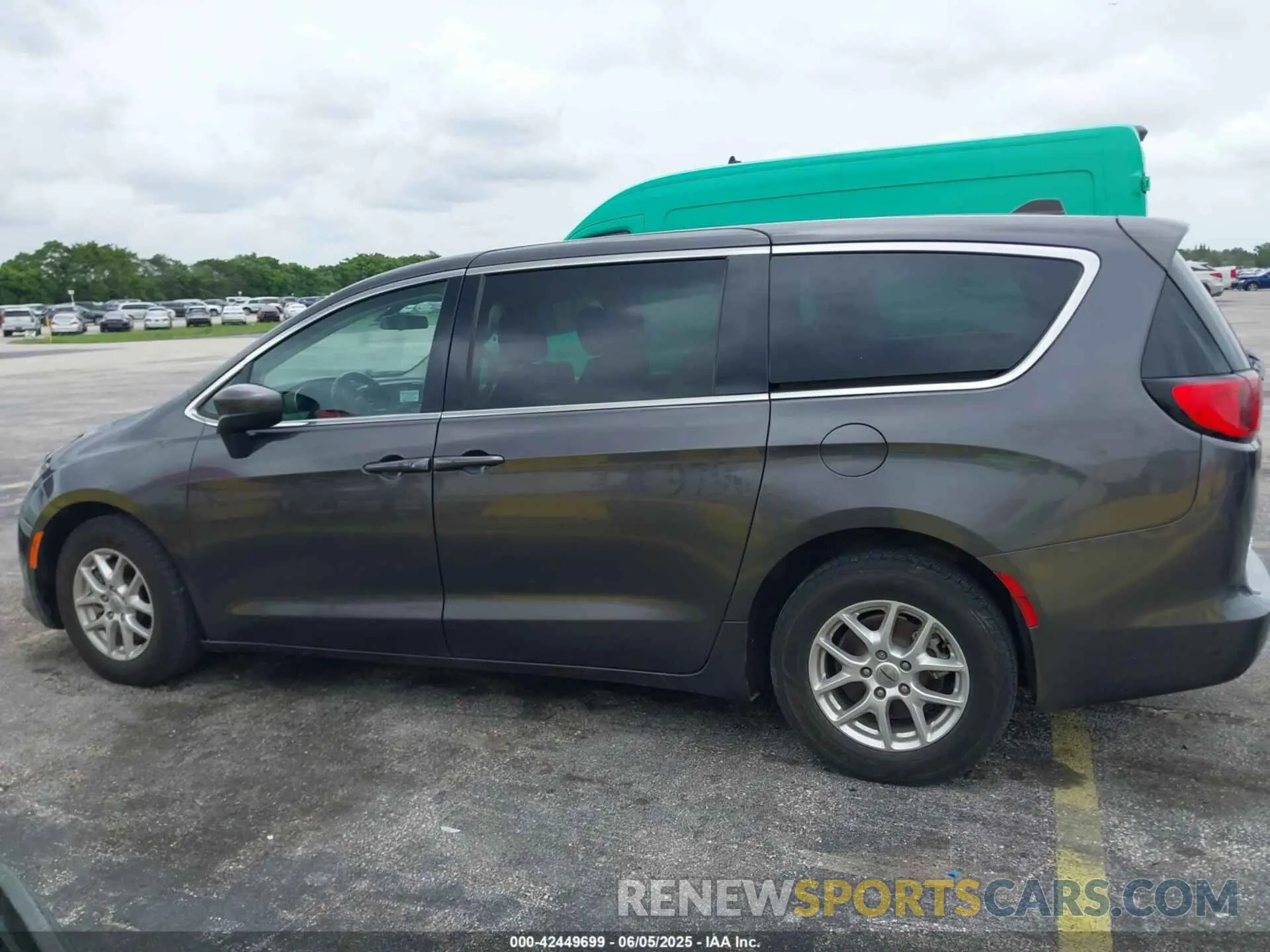 14 Photograph of a damaged car 2C4RC1CG2NR105567 CHRYSLER VOYAGER 2022