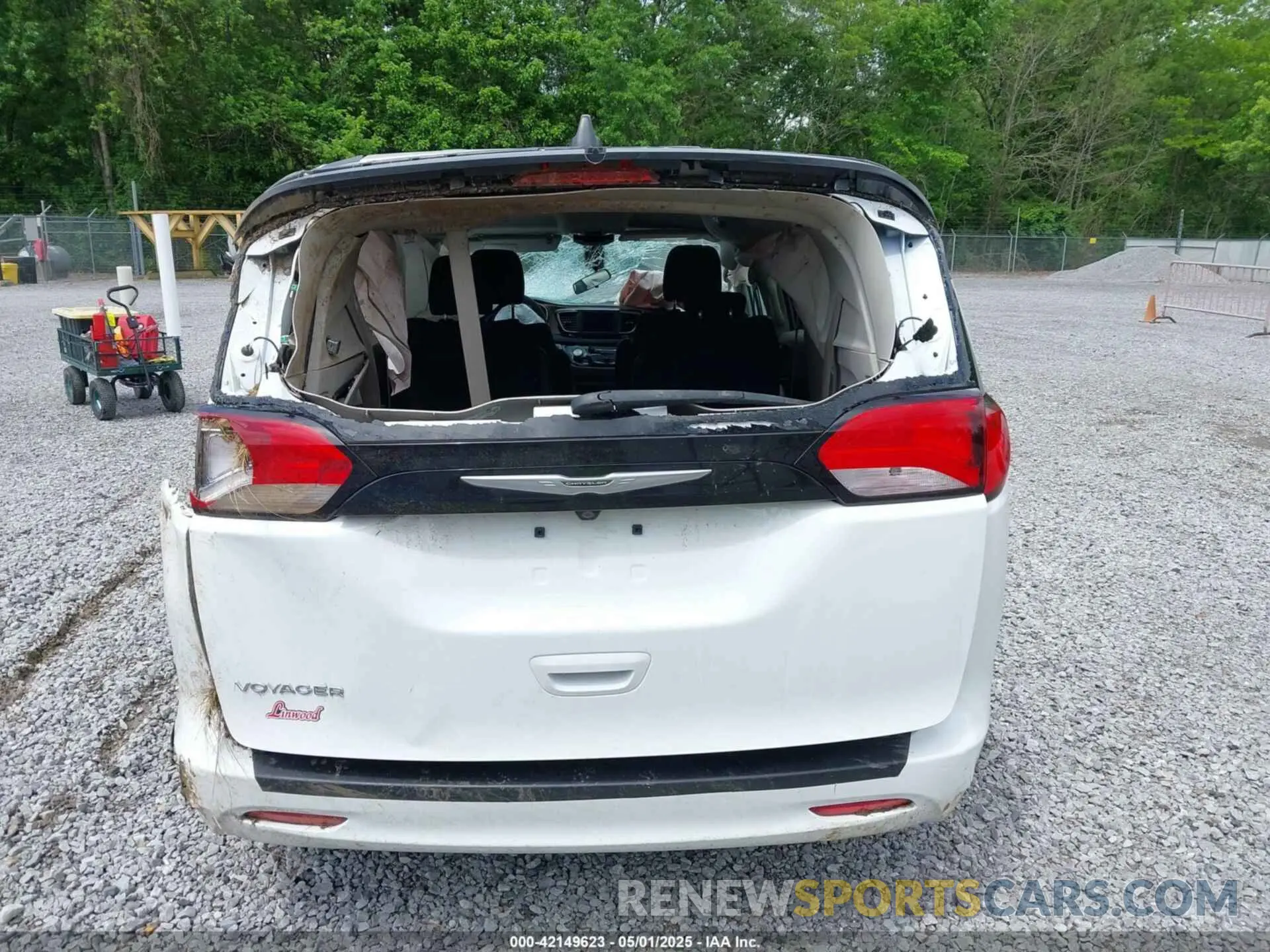 16 Photograph of a damaged car 2C4RC1CG2NR204647 CHRYSLER VOYAGER 2022