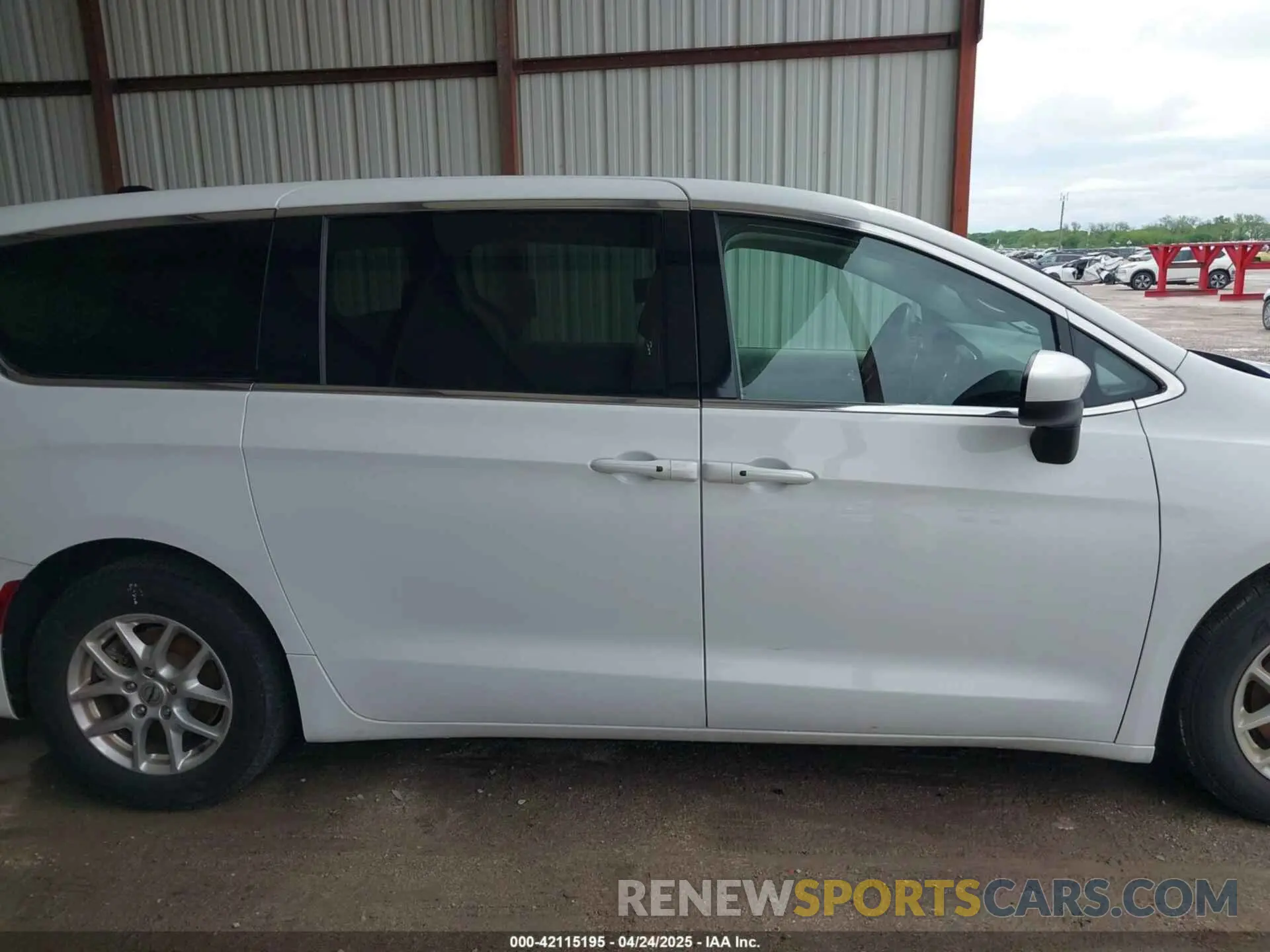 13 Photograph of a damaged car 2C4RC1CG2NR226082 CHRYSLER VOYAGER 2022