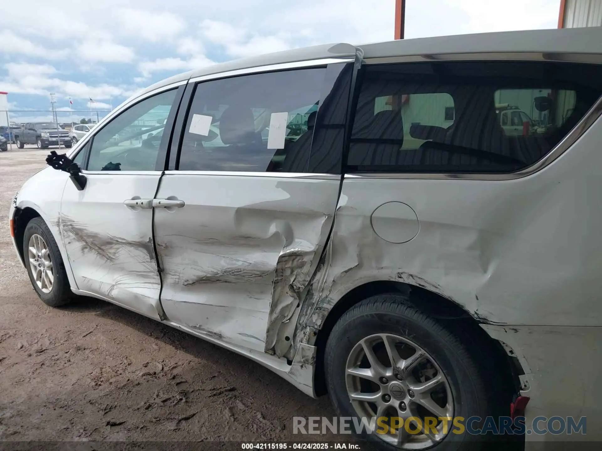 14 Photograph of a damaged car 2C4RC1CG2NR226082 CHRYSLER VOYAGER 2022