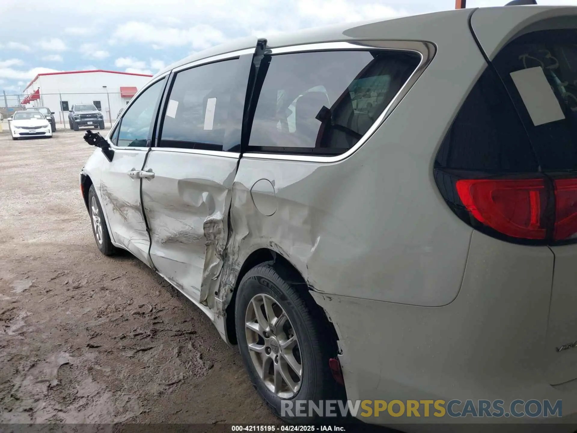 17 Photograph of a damaged car 2C4RC1CG2NR226082 CHRYSLER VOYAGER 2022
