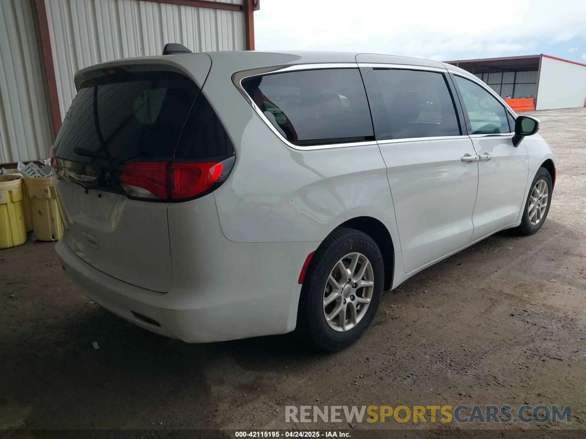 4 Photograph of a damaged car 2C4RC1CG2NR226082 CHRYSLER VOYAGER 2022