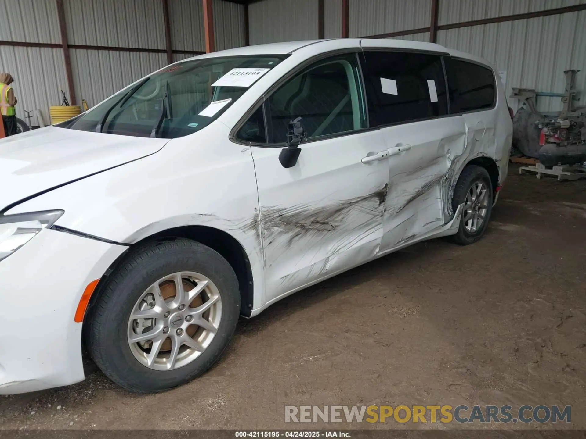 6 Photograph of a damaged car 2C4RC1CG2NR226082 CHRYSLER VOYAGER 2022