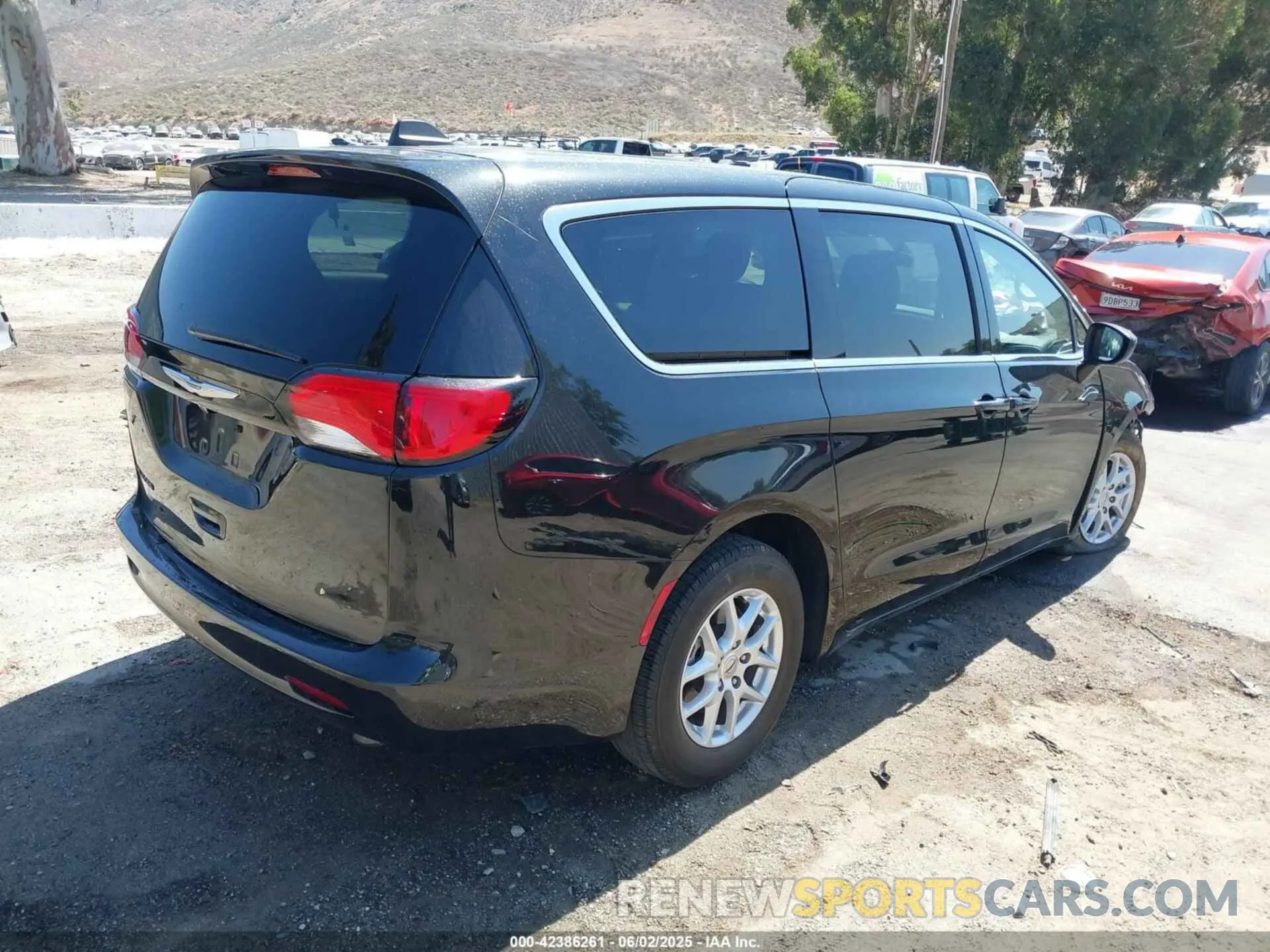 4 Photograph of a damaged car 2C4RC1CG3NR227130 CHRYSLER VOYAGER 2022