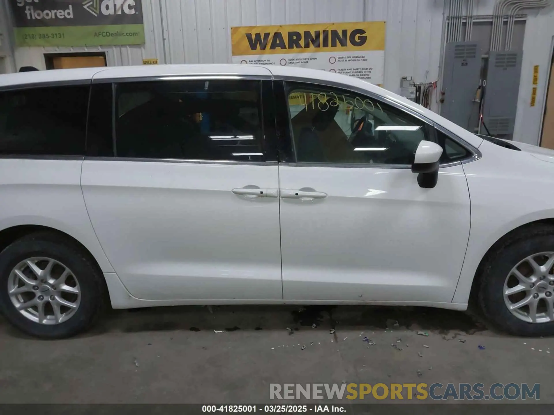14 Photograph of a damaged car 2C4RC1CG4NR103397 CHRYSLER VOYAGER 2022