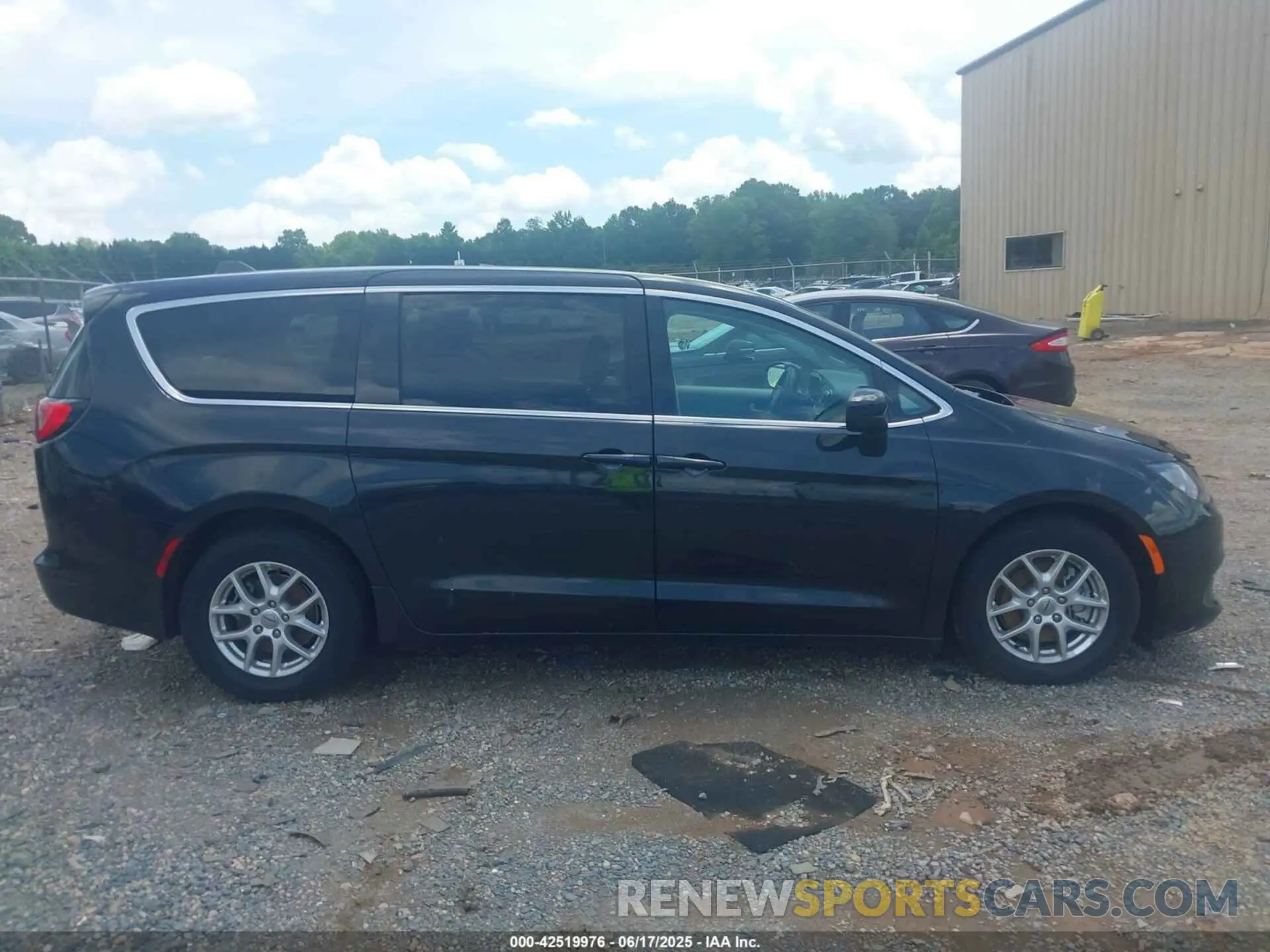 13 Photograph of a damaged car 2C4RC1CG4NR227119 CHRYSLER VOYAGER 2022