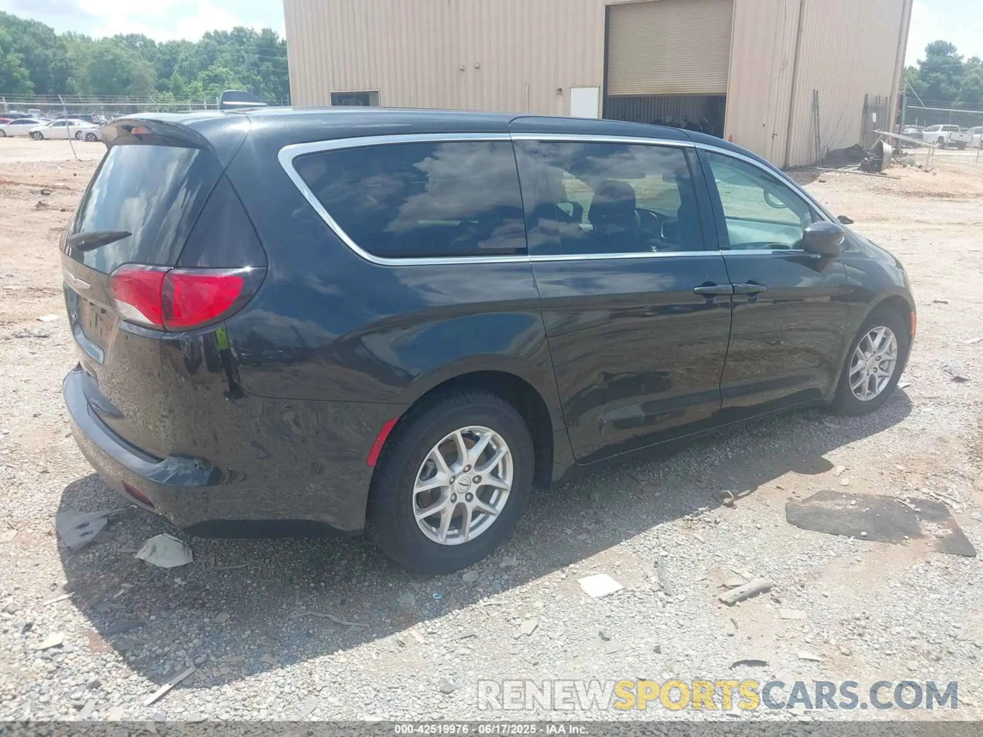 4 Photograph of a damaged car 2C4RC1CG4NR227119 CHRYSLER VOYAGER 2022