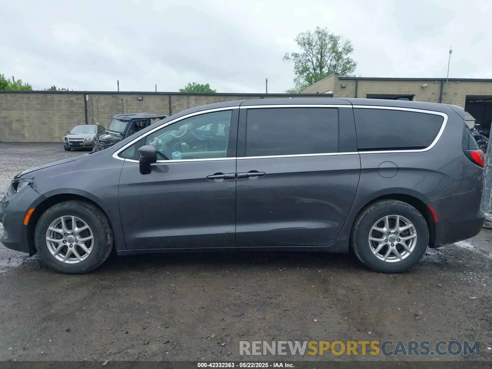 13 Photograph of a damaged car 2C4RC1CG4NR229873 CHRYSLER VOYAGER 2022