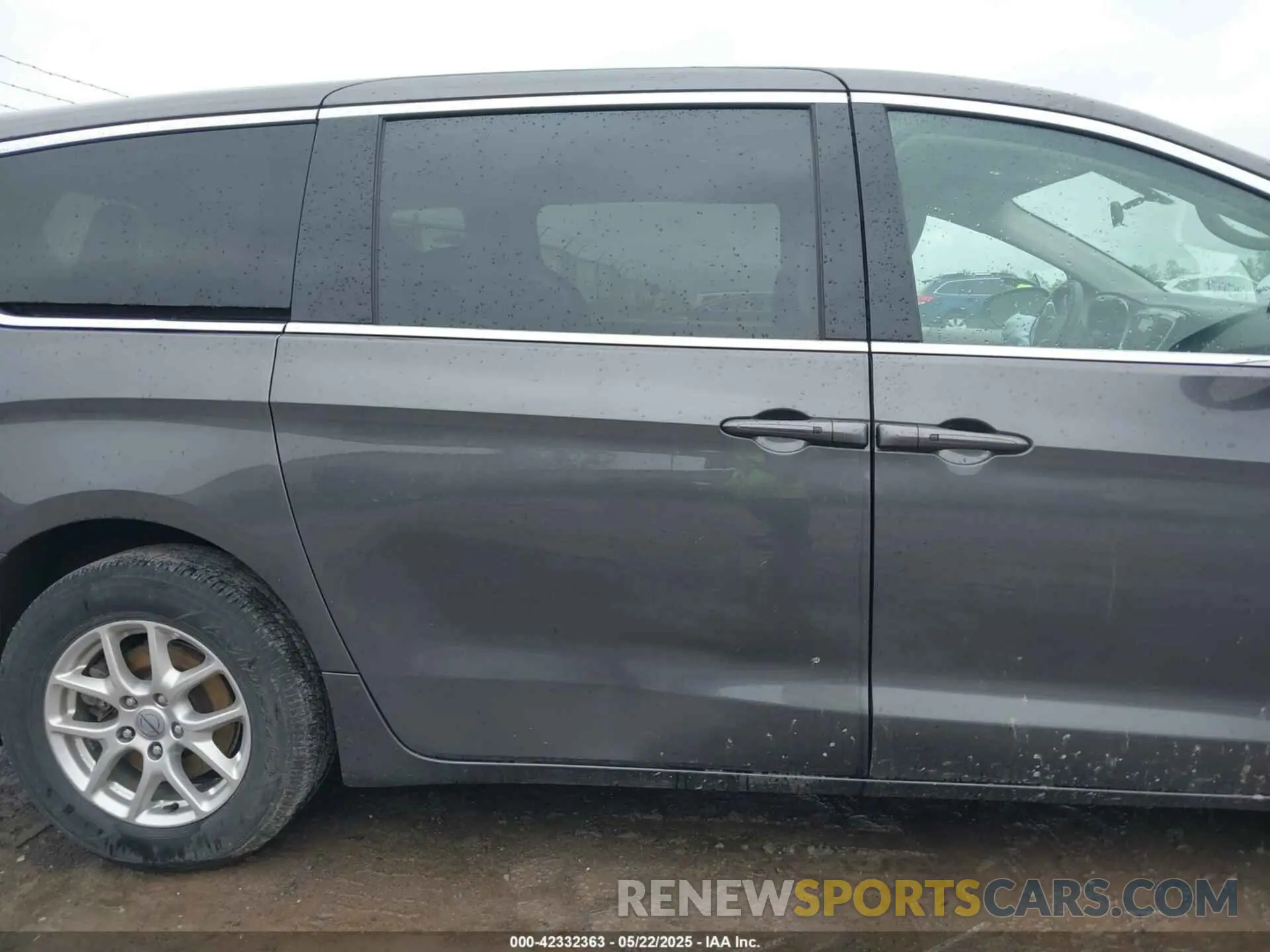 16 Photograph of a damaged car 2C4RC1CG4NR229873 CHRYSLER VOYAGER 2022