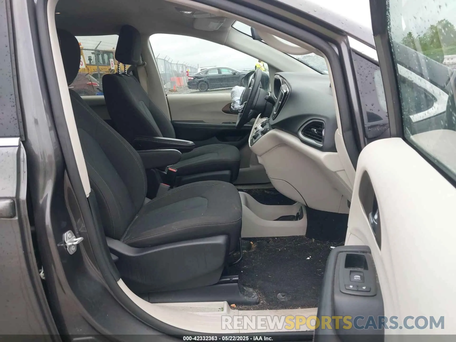 5 Photograph of a damaged car 2C4RC1CG4NR229873 CHRYSLER VOYAGER 2022