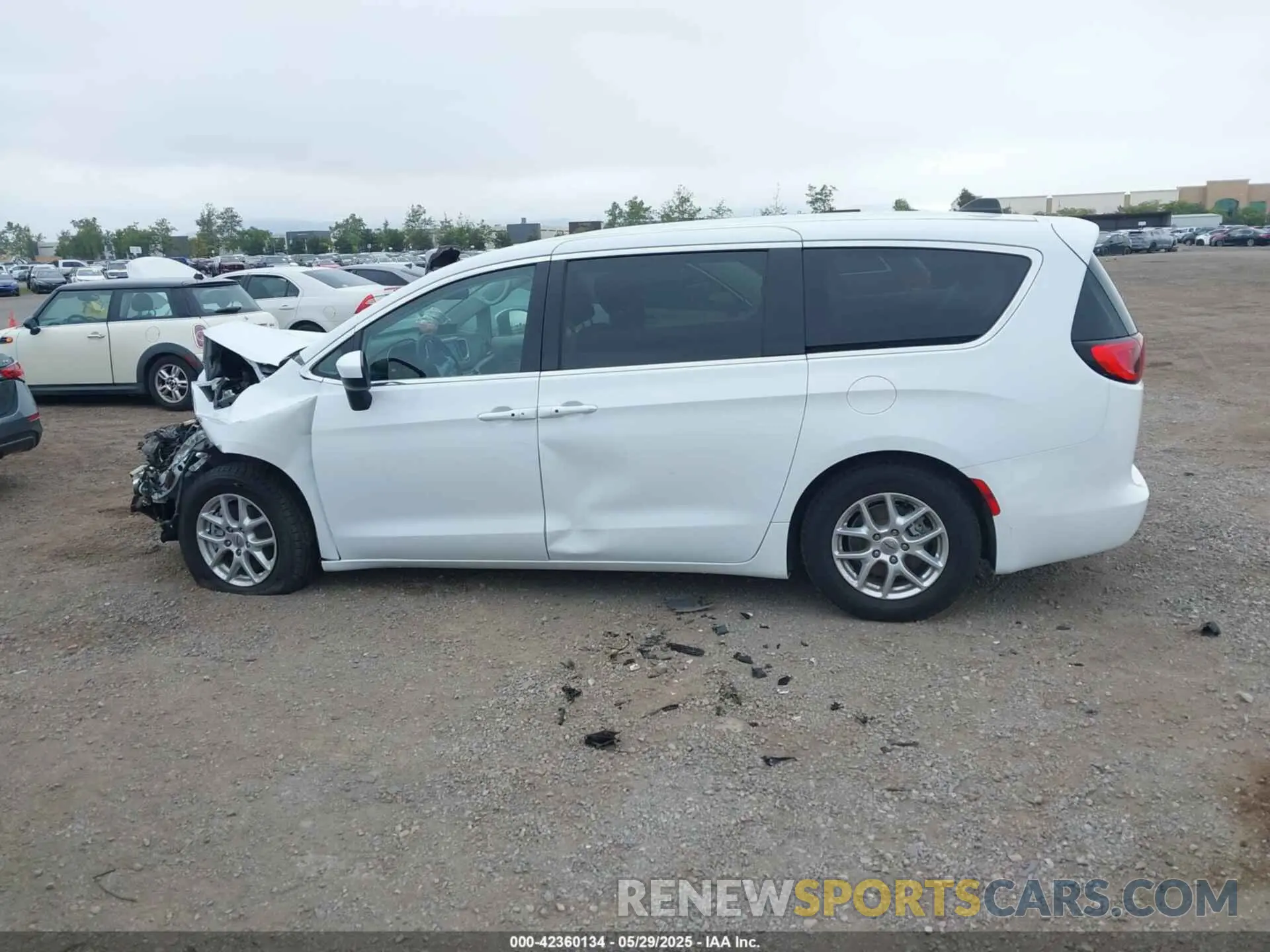 15 Photograph of a damaged car 2C4RC1CG5NR160126 CHRYSLER VOYAGER 2022