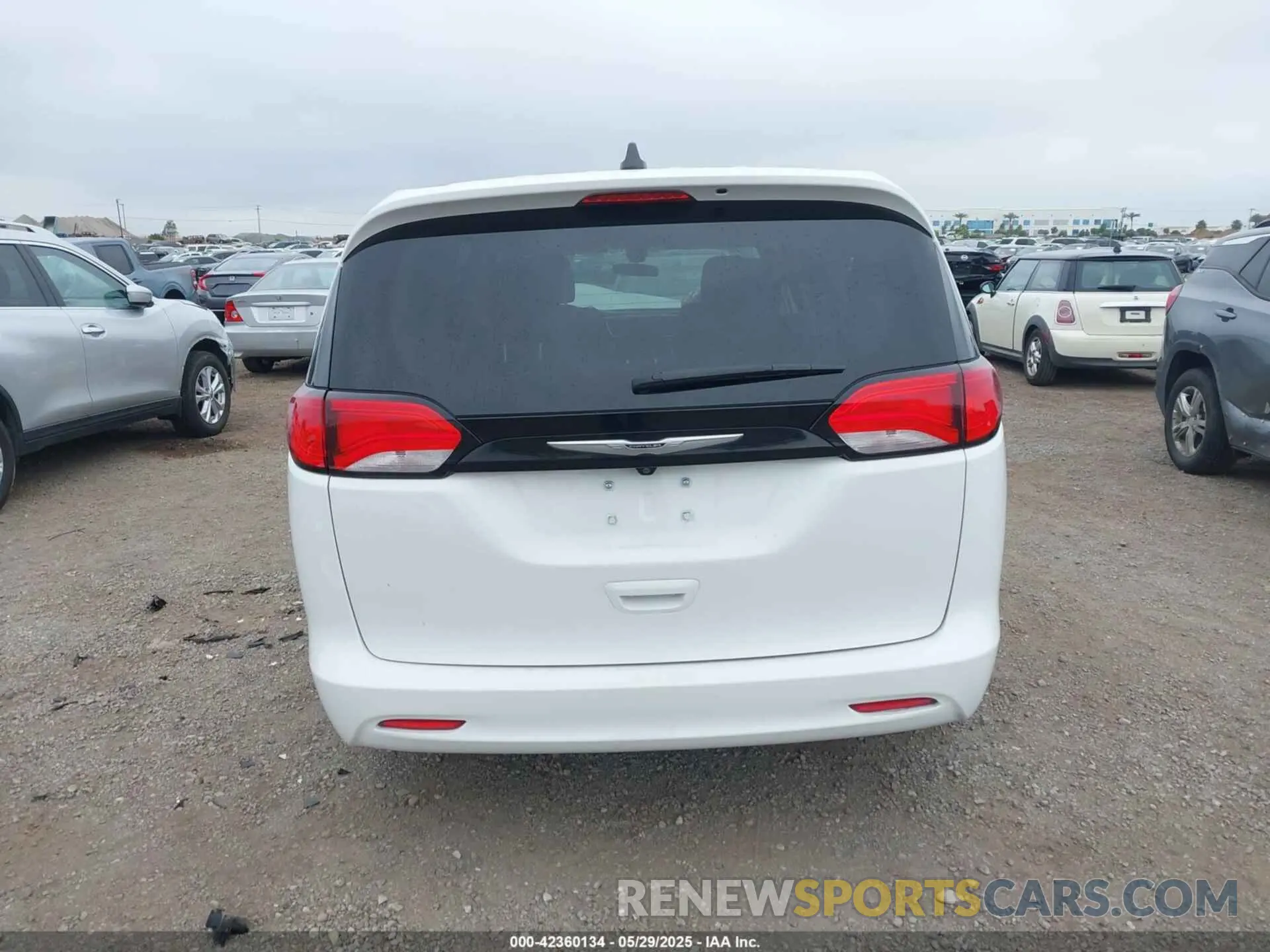 17 Photograph of a damaged car 2C4RC1CG5NR160126 CHRYSLER VOYAGER 2022