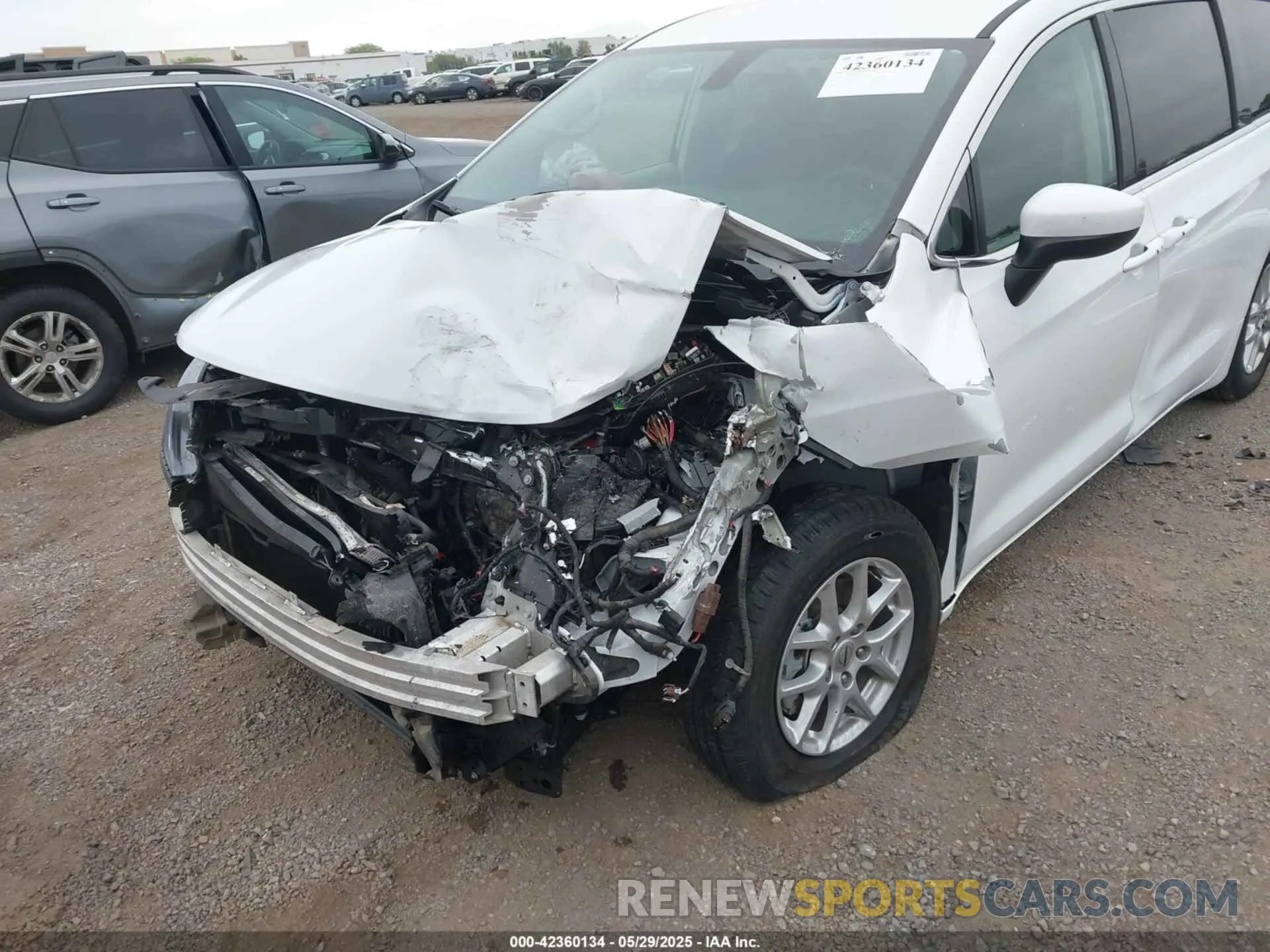 6 Photograph of a damaged car 2C4RC1CG5NR160126 CHRYSLER VOYAGER 2022